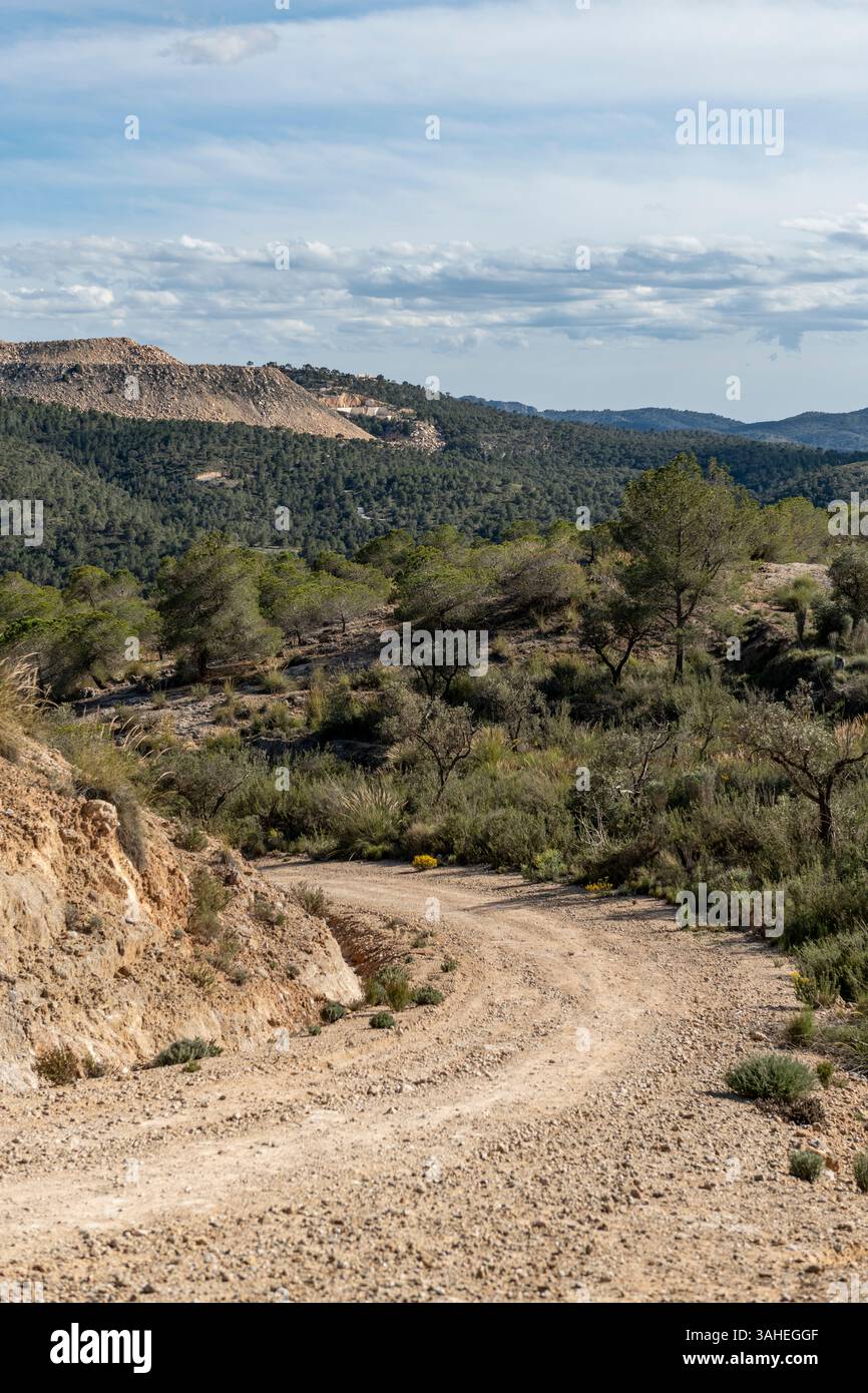 Beau paysage avec chemin de terre de gravier sinueux, Costa Blanca Banque D'Images