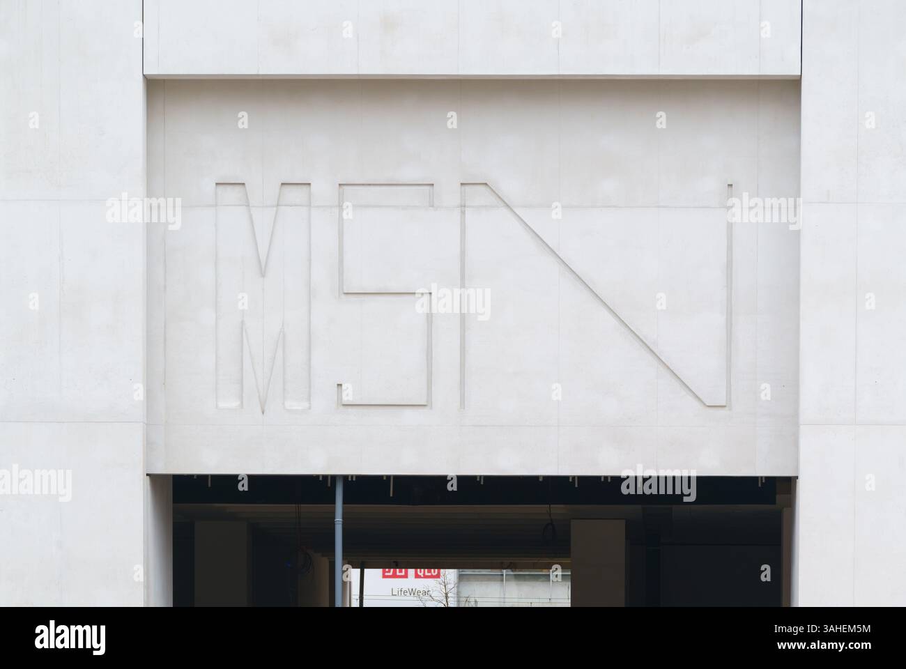 Muzeum Sztuki Nowoczesnaej sur la rue Marszalkowska en construction. MSN, logo du musée d'art coulé dans du béton blanc. Thomas Phifer, architecte. Banque D'Images