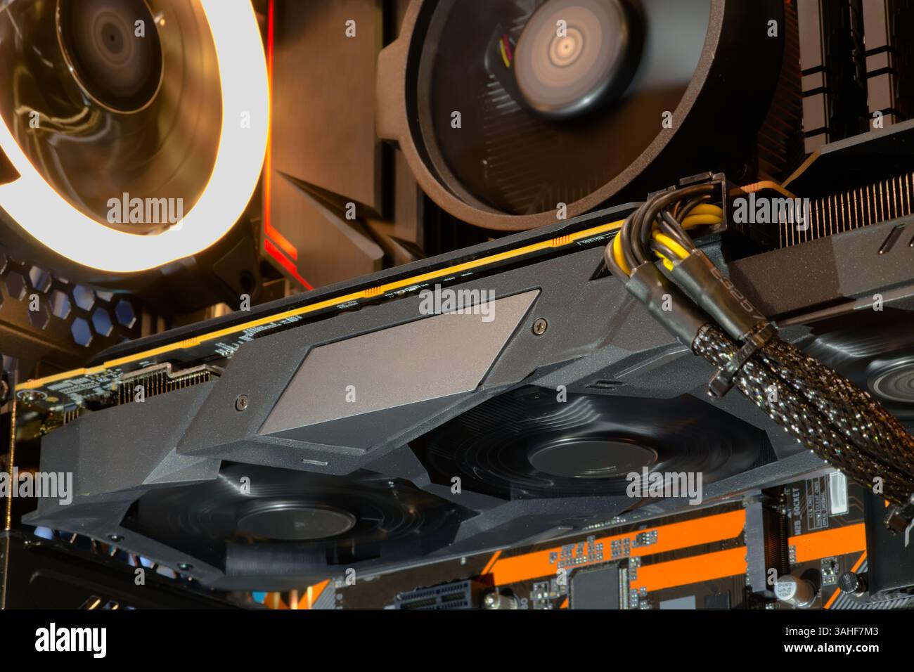 Gros plan et à l'intérieur du système de bureau et de refroidissement haute performance sur le support CPU avec lumière LED RGB indiquant l'état de fonctionnement Banque D'Images