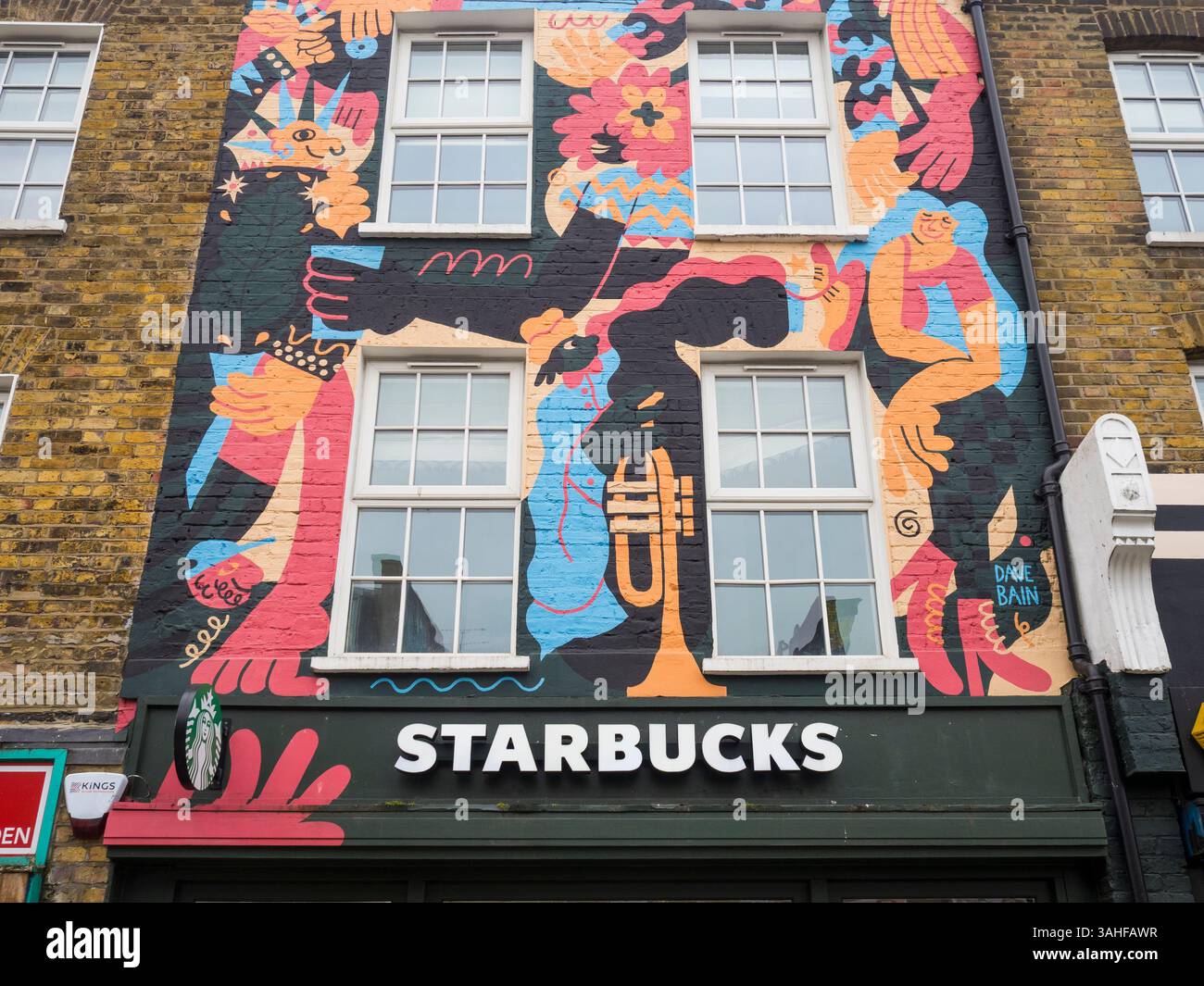 Colorful Street Art, par Dave bain, Starbucks, Camden Town, Camden, Londres, Angleterre, Royaume-Uni, GB. Banque D'Images