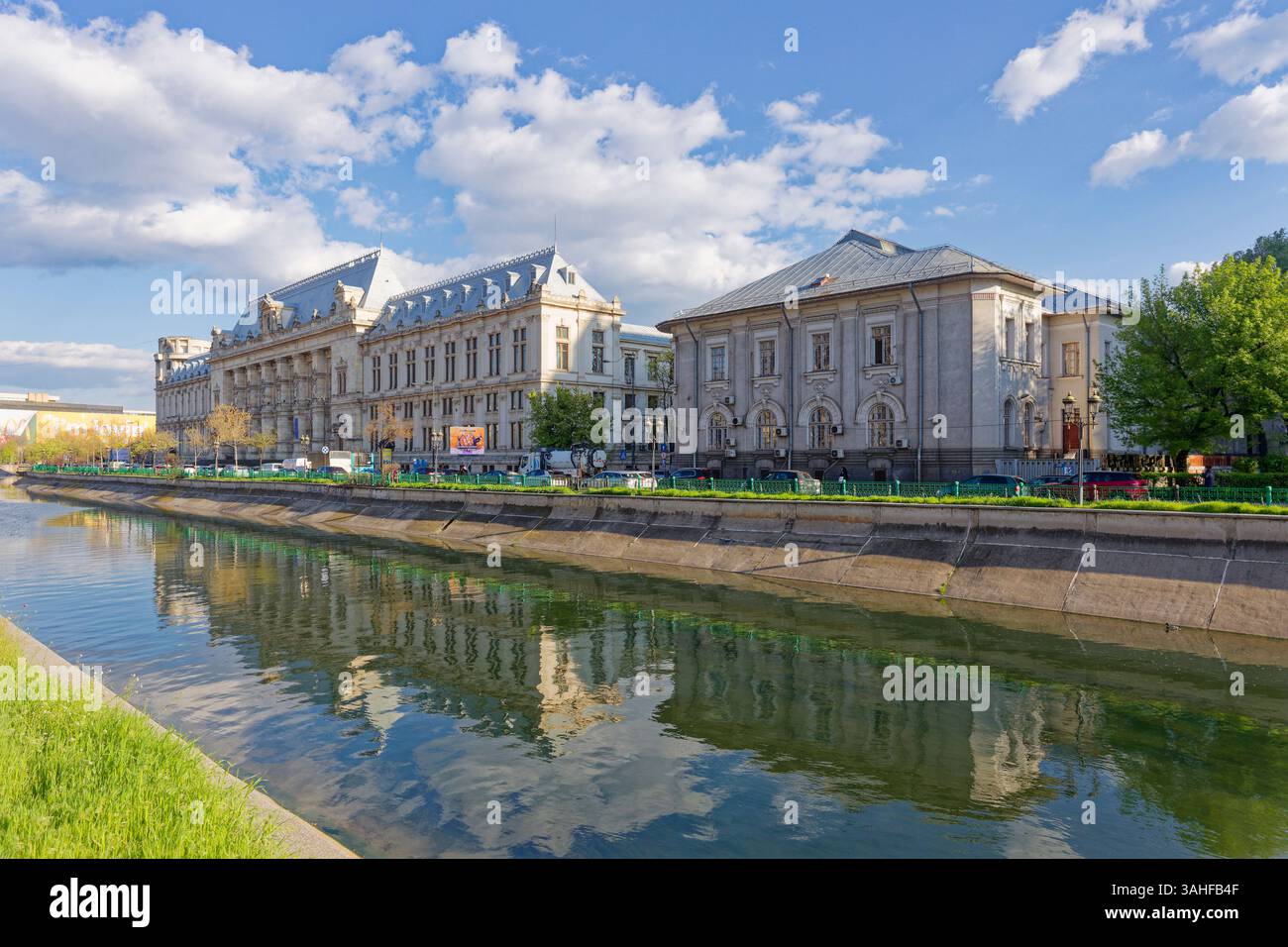 Photo idyllique et conviviale de la ville avec la Cour d'appel / Curtea de Apel Bucuresti, le Palais de justice du District 1 / Judecătoria Sectorului 1 et les arbres Banque D'Images