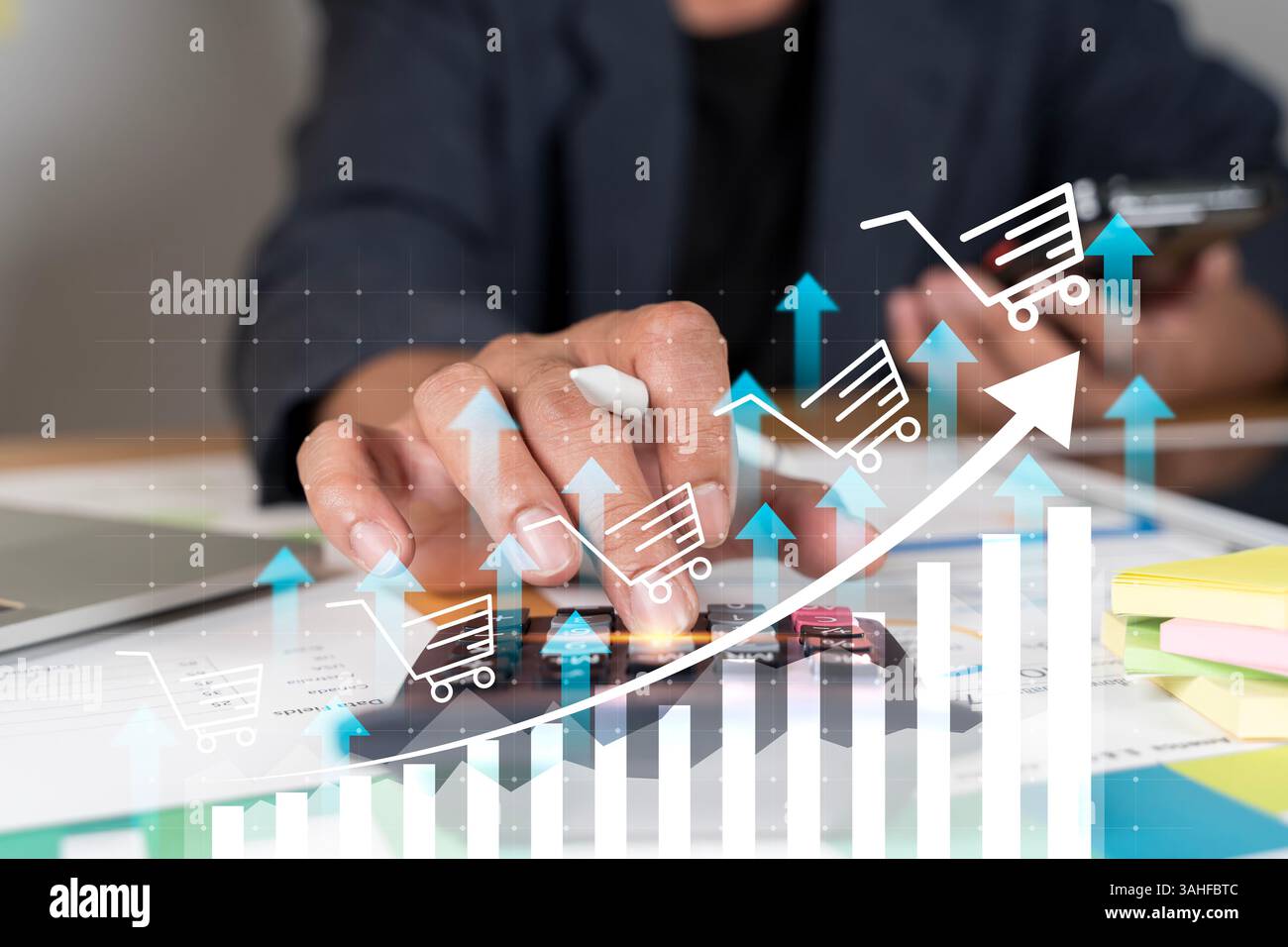 Concept de croissance des ventes. Homme d'affaires touchant graphique de l'augmentation du volume des ventes, panier sur écran virtuel pour le commerce électronique. Augmentation du graphique des revenus avec l'esprit Banque D'Images