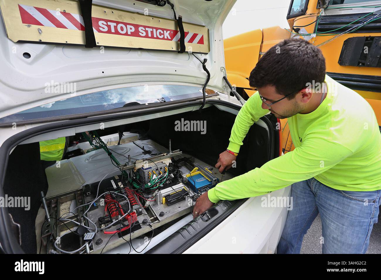 19 mai 2015 - Pinellas Park, Floride, États-Unis - SCOTT KEELER | TIMES. Le technicien Jose Corcega, diplômé de l'Université de Tulsa, recueille des informations dans le coffre d'un croiseur de police après qu'un autobus scolaire du comté de Pinellas a été écrasé dans le véhicule lors d'une simulation de collision à . Circuit Showtime Speedway, Pinellas Park, 19/05/15. Le bureau du shérif du comté de Pinellas, en association avec l'Institute of police Technology and Management IPTM, a effectué des essais de collision afin de recueillir des informations pour les forces de l'ordre et d'autres techniciens sur les collisions. (Crédit image : © Scott Keeler/Tampa Bay Times/ZUMA Wire) Banque D'Images