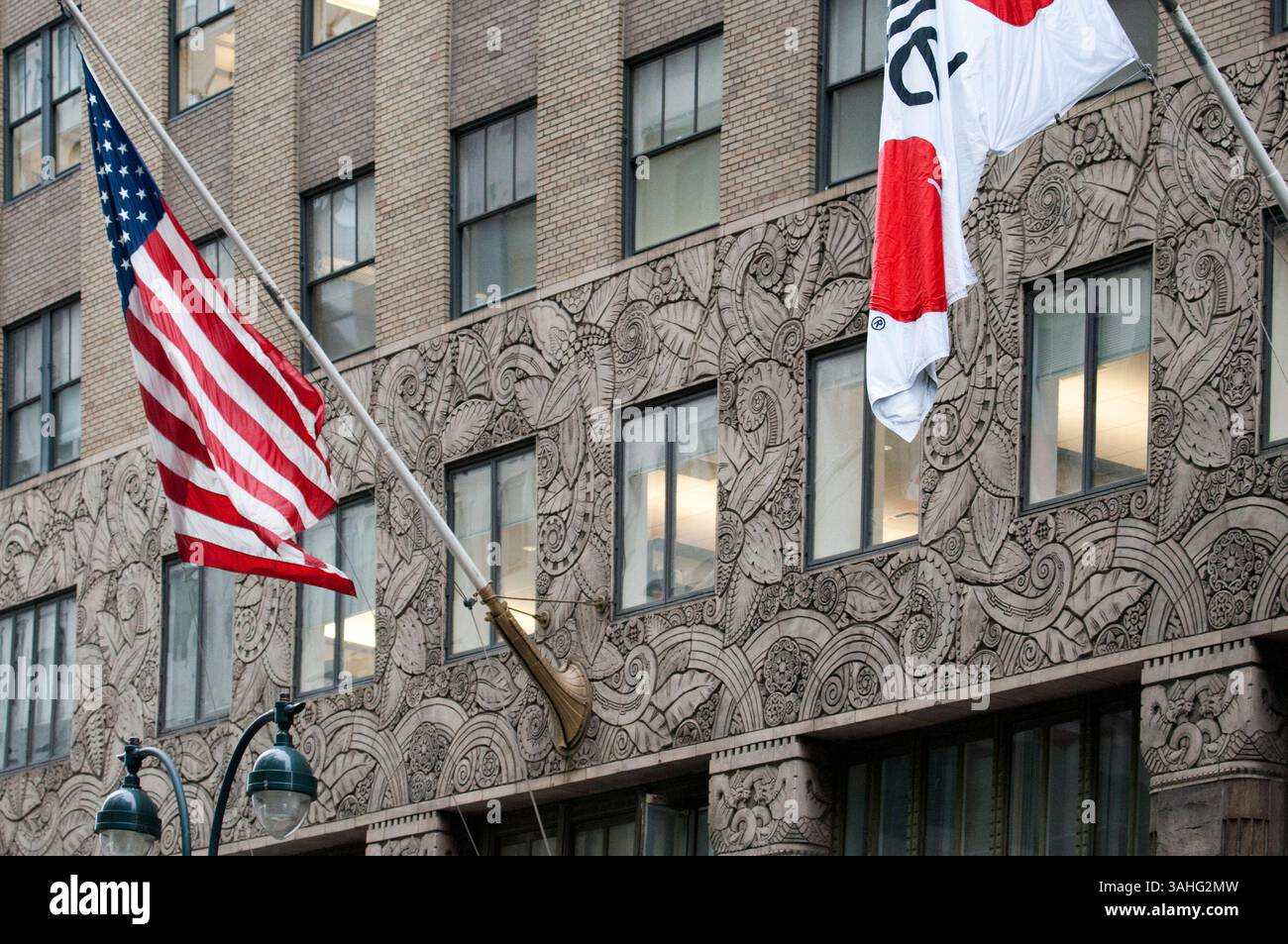 22 septembre 2013 - New York, New York, États-Unis - le Chanin Building est un gratte-ciel en brique et terre cuite situé au 122 East 42nd Street, à l'angle de Lexington Avenue, dans Midtown Manhattan, New York City. Construit par Irwin S. Chanin en 1929, il a 56 étages de haut, atteignant 197,8 mètres (649 pieds) sans la flèche et 207,3 mètres (680 pieds) avec elle. Il a été conçu par Sloan & Robertson dans le style Art déco, avec l'aide de Jacques Delamarre, architecte de Chanin, et il incorpore la sculpture architecturale de René Paul Chambellan. Le bâtiment a été désigné monument de New York Banque D'Images