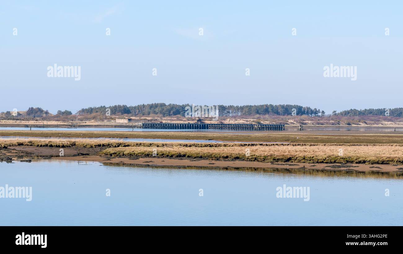 Irvine Harbour North Ayrshire Écosse par une journée brillante mais froide avec vue sur les vieilles grues abandonnées et Irvines Historical maratime passé Banque D'Images