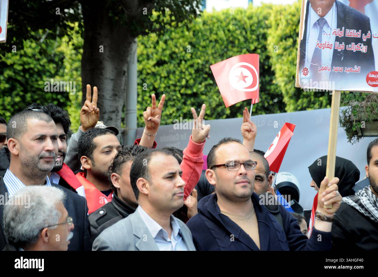 9 avril 2015 - Tunis, Tunisie - des membres politiques nationalistes des partis ont manifesté sur l'avenue Habib Bourguiba contre Israël et la famille royale saoudienne à l'occasion de la commémoration des martyrs du 9 avril 1938. (Crédit image : © Chokri Mahjoub/ZUMA Wire) Banque D'Images