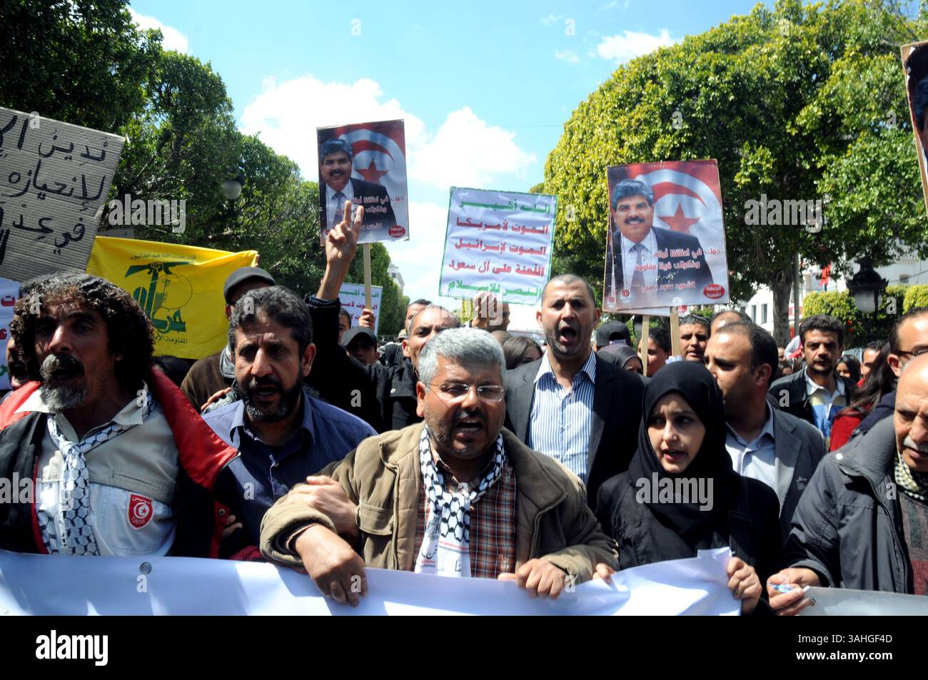 9 avril 2015 - Tunis, Tunisie - des membres politiques nationalistes des partis ont manifesté sur l'avenue Habib Bourguiba contre Israël et la famille royale saoudienne à l'occasion de la commémoration des martyrs du 9 avril 1938. (Crédit image : © Chokri Mahjoub/ZUMA Wire) Banque D'Images