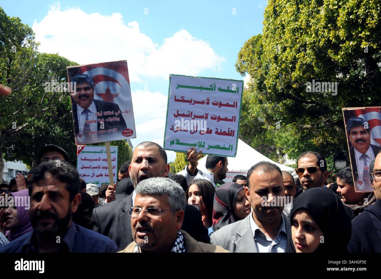 9 avril 2015 - Tunis, Tunisie - des membres politiques nationalistes des partis ont manifesté sur l'avenue Habib Bourguiba contre Israël et la famille royale saoudienne à l'occasion de la commémoration des martyrs du 9 avril 1938. (Crédit image : © Chokri Mahjoub/ZUMA Wire) Banque D'Images