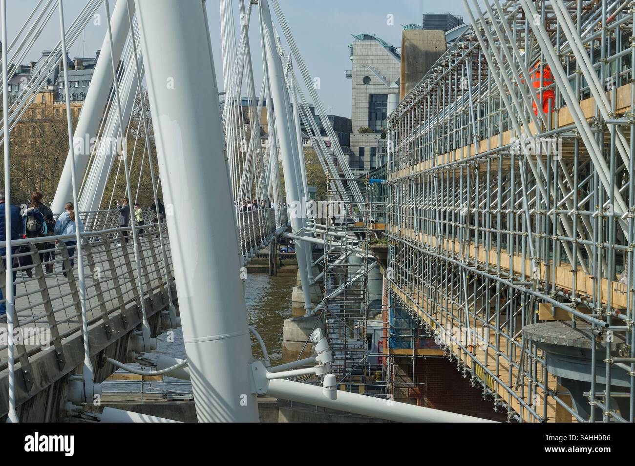 Pont Hungerford pour piétons et trains. Centre de Londres depuis la rive sud de la Tamise. Banque D'Images