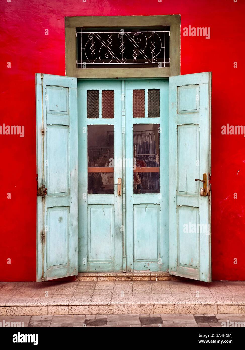 Entrée vintage en bois d'une boutique d'artisanat à Chinatown Banque D'Images