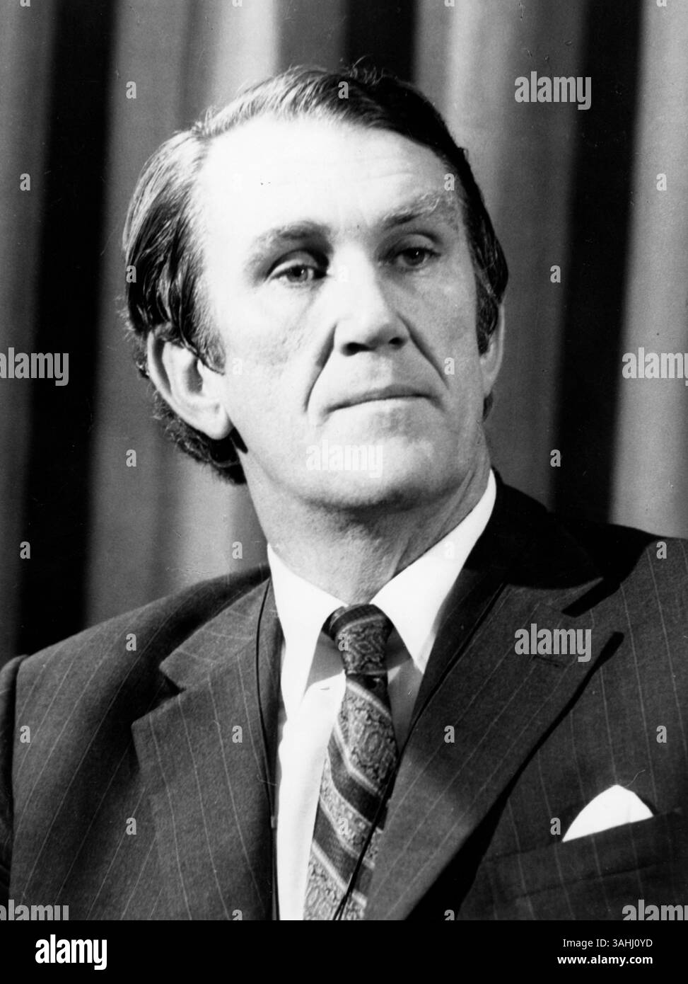 MALCOLM FRASER, l'ancien premier ministre australien qui a été notoirement catapulté au pouvoir par une crise constitutionnelle qui a laissé la nation amèrement divisée, est décédé vendredi à Canberra, en Australie. Il avait 84 ans. Fraser a été actif dans la vie publique jusqu'à la fin et sa mort a choqué la nation. Sa vie après la politique a été dominée par les questions des droits de l'homme. PHOTO : le premier ministre australien MALCOLM FRASER en 1975. Date et lieu exacts inconnus. (Crédit image : © KEYSTONE Pictures USA/ZUMAPRESS.com) Banque D'Images