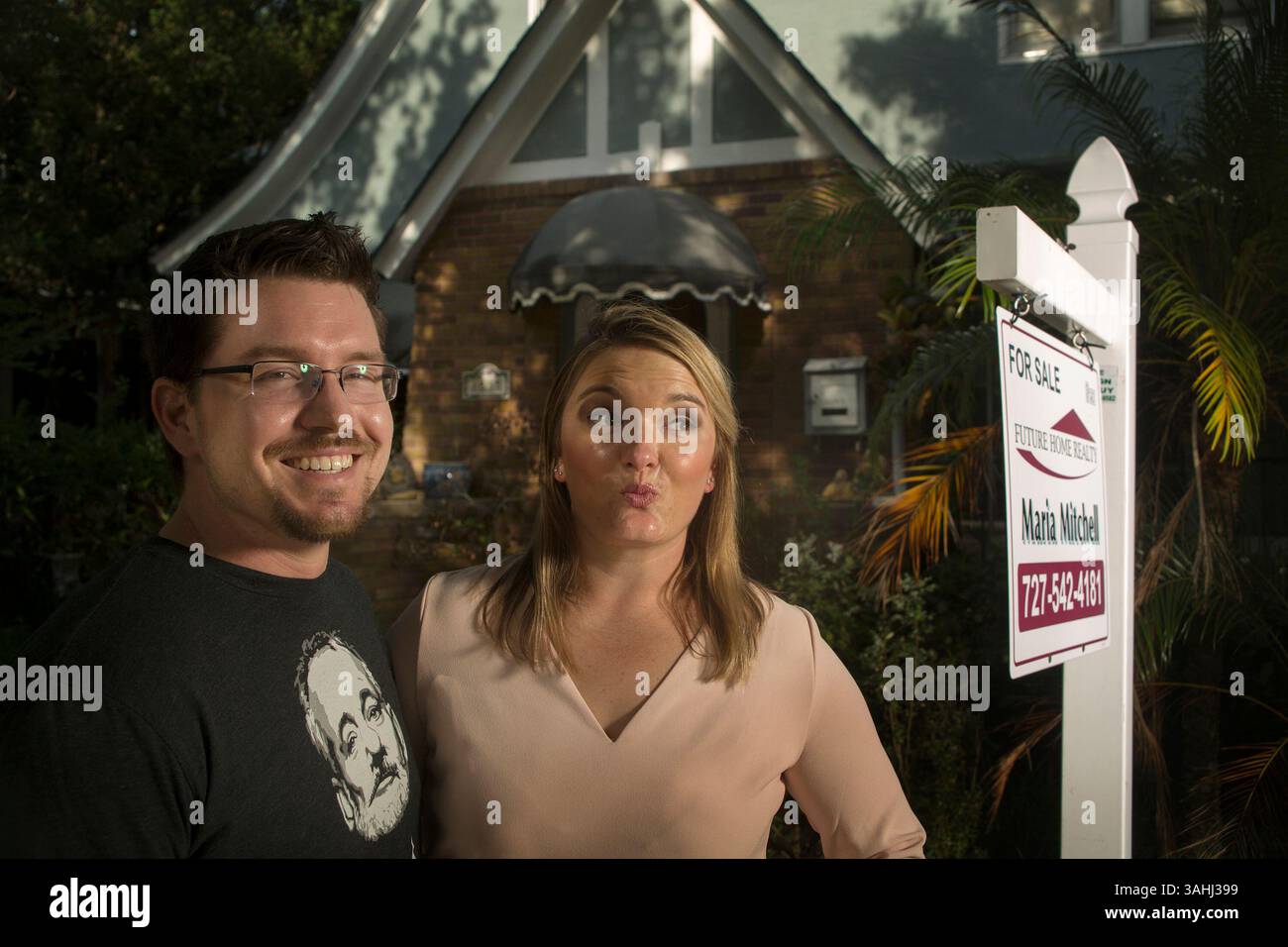13 mai 2015 - Floride, États-Unis - Jenna et David Norge cherchent depuis près de deux ans une maison près de Crescent Lake. Ils ont constaté que les prix des maisons augmentent si vite qu'il est de plus en plus difficile pour les jeunes acheteurs de première fois de trouver une maison décente dans un quartier agréable pour moins de 250 000 $. Ils posent devant une maison qui était sous contrat avant qu'ils aient eu la chance de faire une offre. ''je l'ai vu sur Zillow au travail et au moment où je suis rentré à la maison et lui ai montré qu'il était 'en attente'. J'étais genre drat. Encore une fois, a dit Jenna. La personne sur la chemise de David est Bill Murray..JOHN Pendygrft | TIMES (crédit Im Banque D'Images