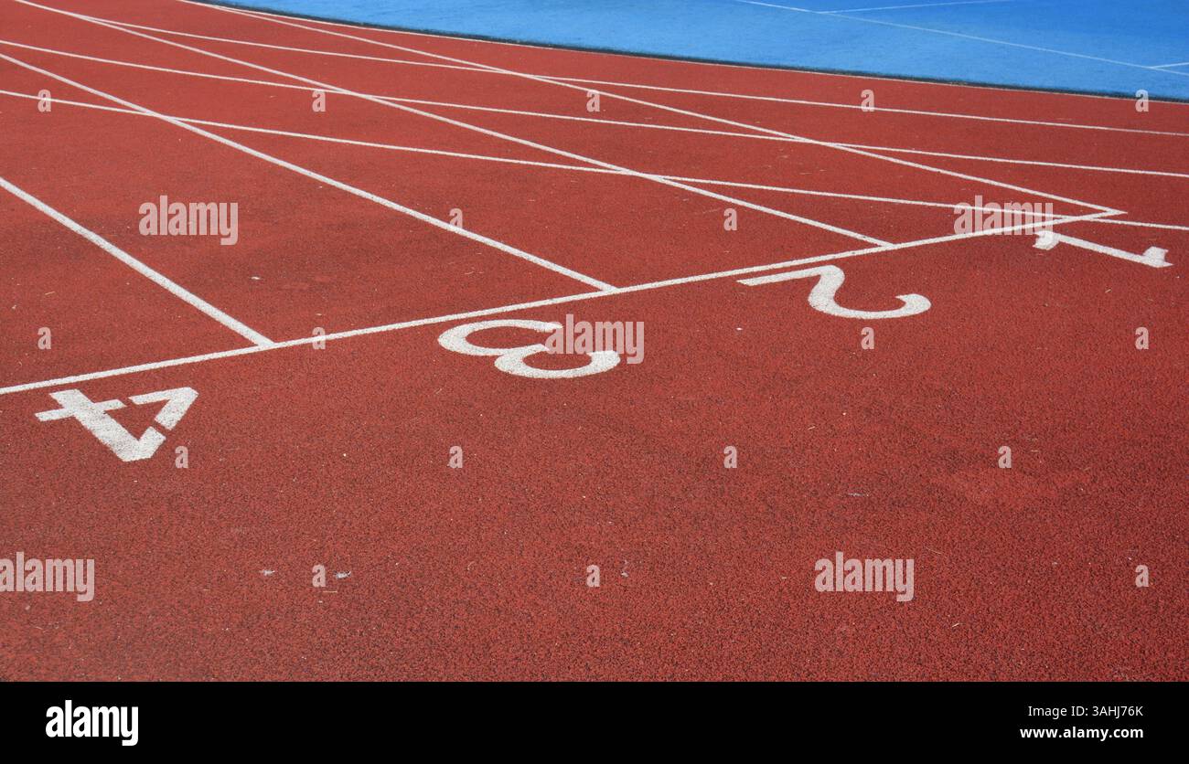 Revêtement de terrain de sport rouge et bleu avec lignes et chiffres blancs Banque D'Images