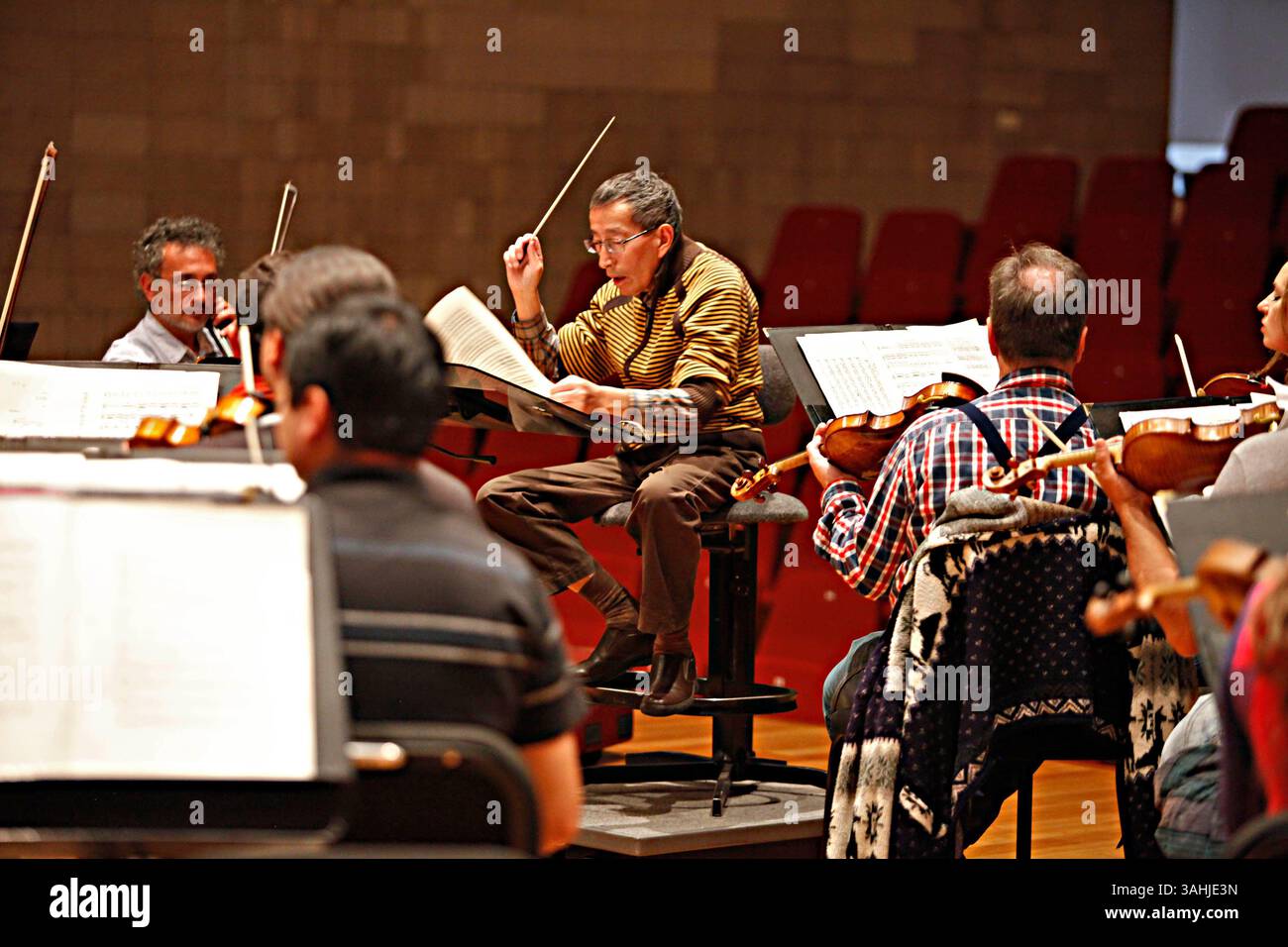24 juin 2015 - Quito, Pichincha, Équateur - Quito Équateur .- 23/6/2015 .- Espectaculos, para El Comercio. Ensayo general de la OSNE, Orquesta Sinfonica Nacional del Ecuado en la Casa de la Musica. Para tema sobre los jovenes solistas de la Orquesta. En la foto el Director Alvaro Manzano..Foto : GDA / Patricio Teran A . / EL COMERCIO / ECU. (Crédit image : © El Comercio/GDA/ZUMA Wire) Banque D'Images