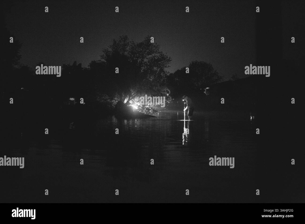 23 juin 2015 - Coal City, Illinois, États-Unis - Un homme tente de nettoyer les systèmes de drainage et de réduire les dégâts causés par les inondations (crédit image : © Jim Vondruska/ZUMA Wire/ZUMAPRESS.com) Banque D'Images