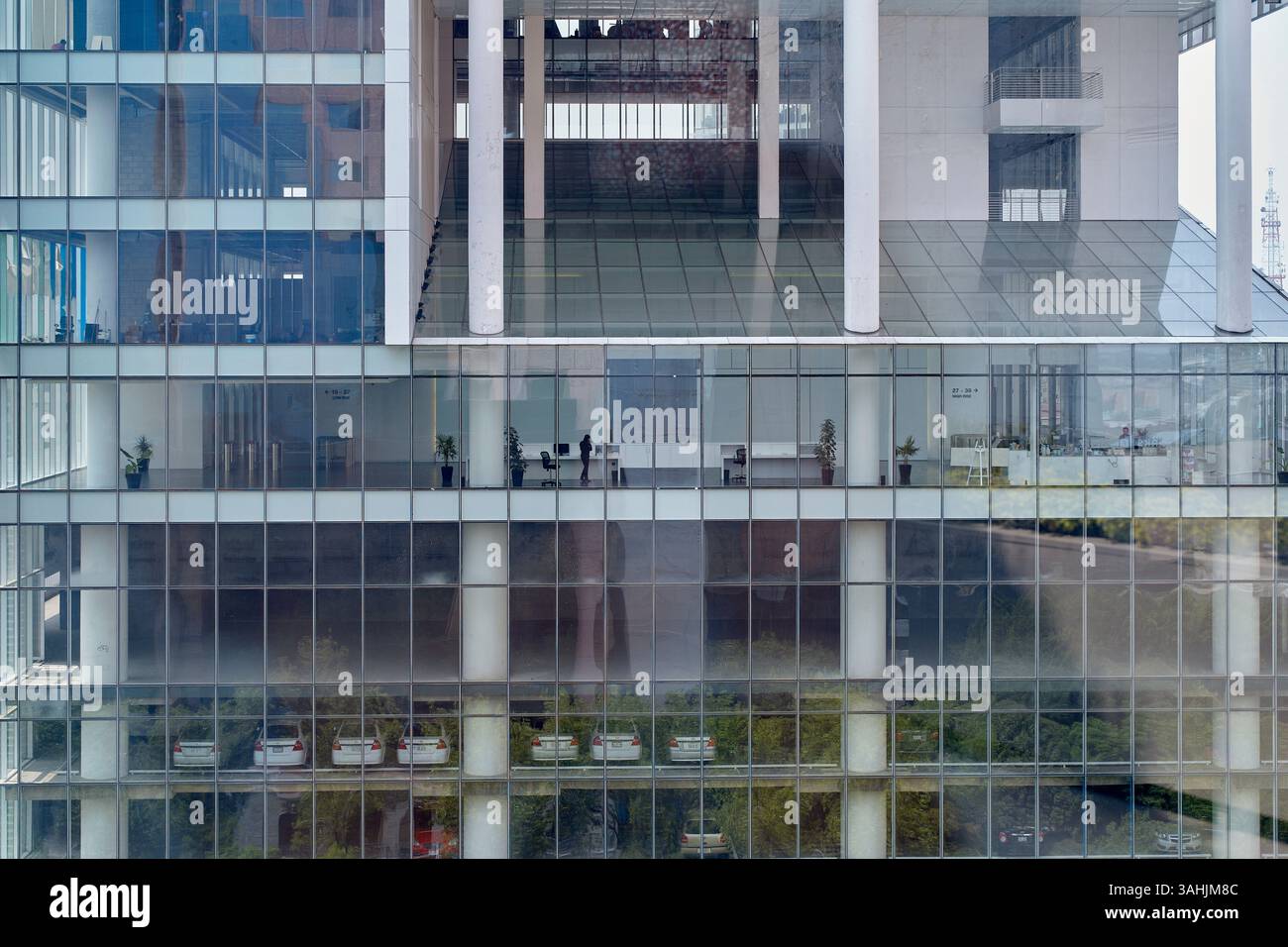 Extérieur de bâtiment de bureau en verre moderne avec des reflets de skyline urbaine et de verdure. Mexico, Mexique Banque D'Images