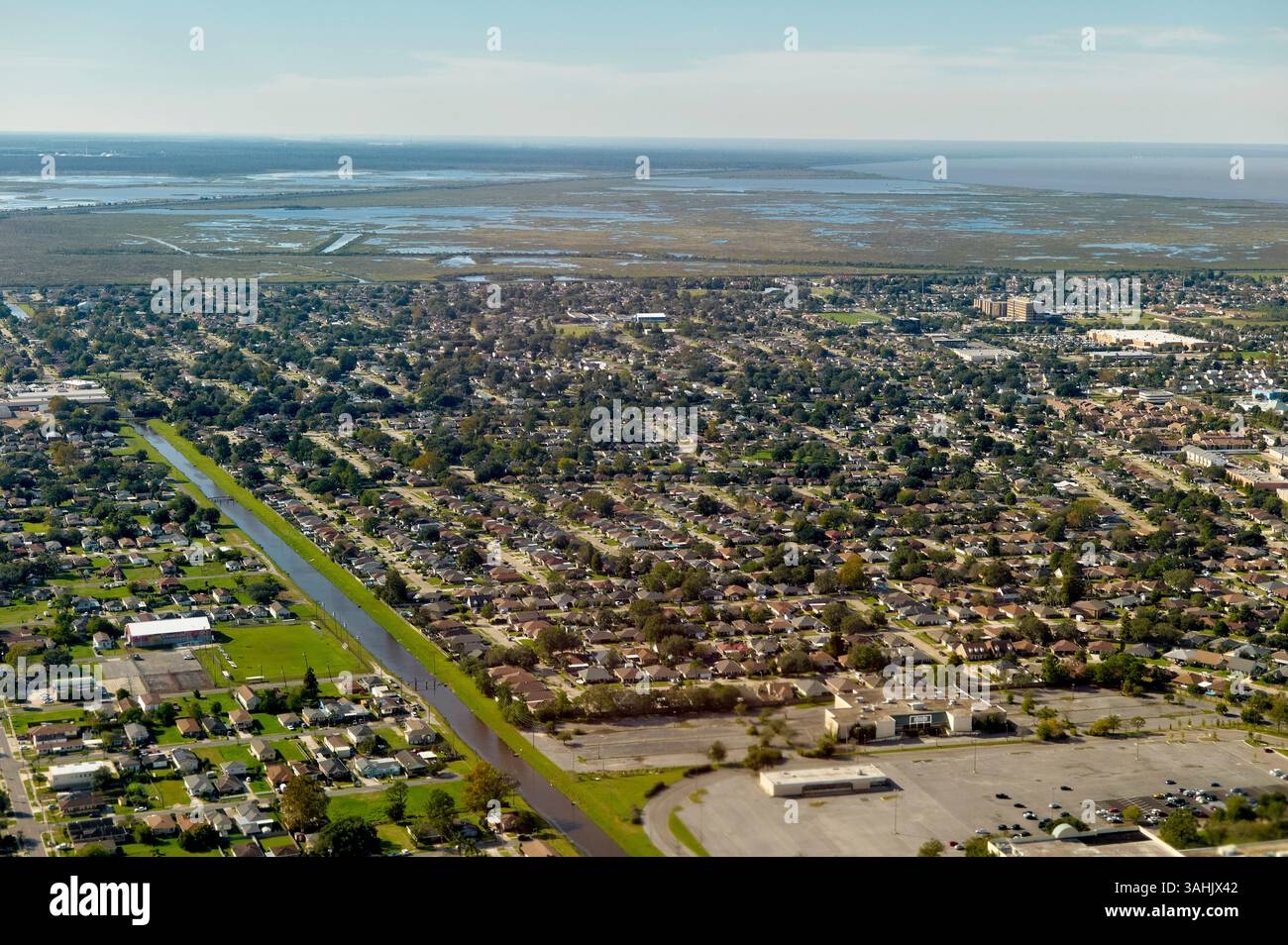 Vue aérienne d'une ville côtière avec des quartiers de banlieue et des zones humides lointaines. Nouvelle-Orléans, Louisiane, États-Unis Banque D'Images