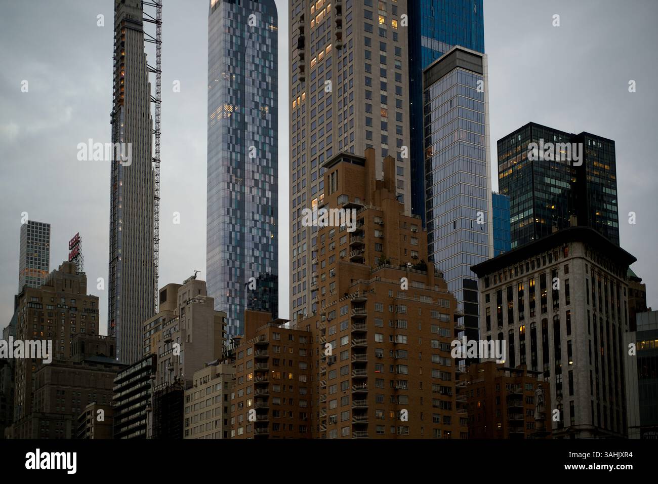 De hauts gratte-ciel contre un ciel nuageux dans un paysage urbain au crépuscule. New York City, NY, États-Unis Banque D'Images