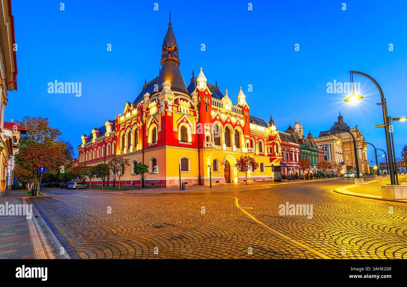 Oradea, Roumanie : grec - évêché catholique sur la place Unirii au crépuscule, destination de voyage en Europe Banque D'Images