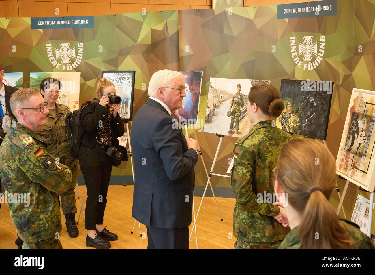 Coblence, Allemagne. 10 avril 2025. Lors de sa visite au Centre pour Innere Führung, le président fédéral Frank-Walter Steinmeier s'entretiendra avec des artistes qui ont participé au concours artistique de la Bundeswehr intitulé "invulnérable". Le Président fédéral discutera de sujets tels que la contribution d'Innere Führung à la démocratie et à la liberté avec les soldats et le personnel civil. Crédit : Thomas Frey/dpa/Alamy Live News Banque D'Images