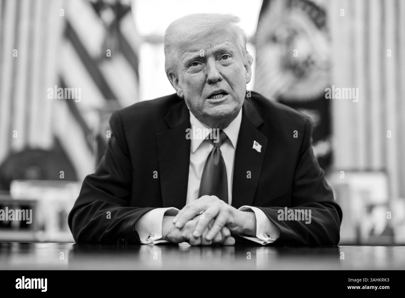 WASHINGTON DC, États-Unis - 26 mars 2025 - le président américain Donald Trump annonce des tarifs commerciaux sur les importations d'automobiles dans le bureau ovale de la Maison Blanche, à Washingt Banque D'Images