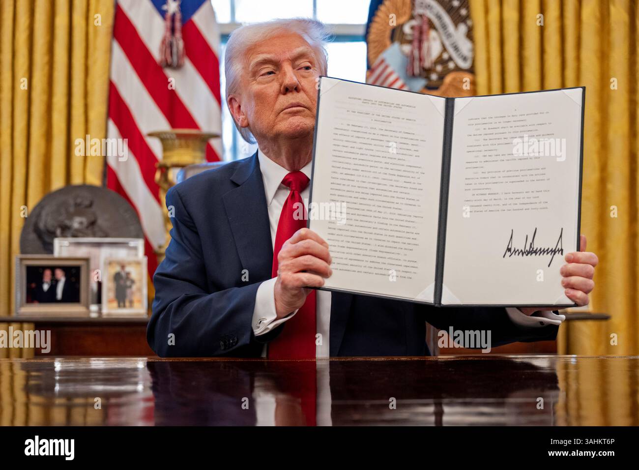 WASHINGTON DC, États-Unis - 26 mars 2025 - le président américain Donald Trump annonce des tarifs commerciaux sur les importations d'automobiles dans le bureau ovale de la Maison Blanche, à Washingt Banque D'Images
