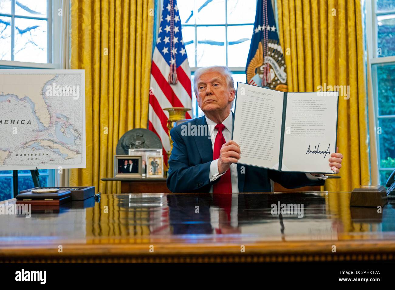 WASHINGTON DC, États-Unis - 26 mars 2025 - le président américain Donald Trump annonce des tarifs commerciaux sur les importations d'automobiles dans le bureau ovale de la Maison Blanche, à Washingt Banque D'Images