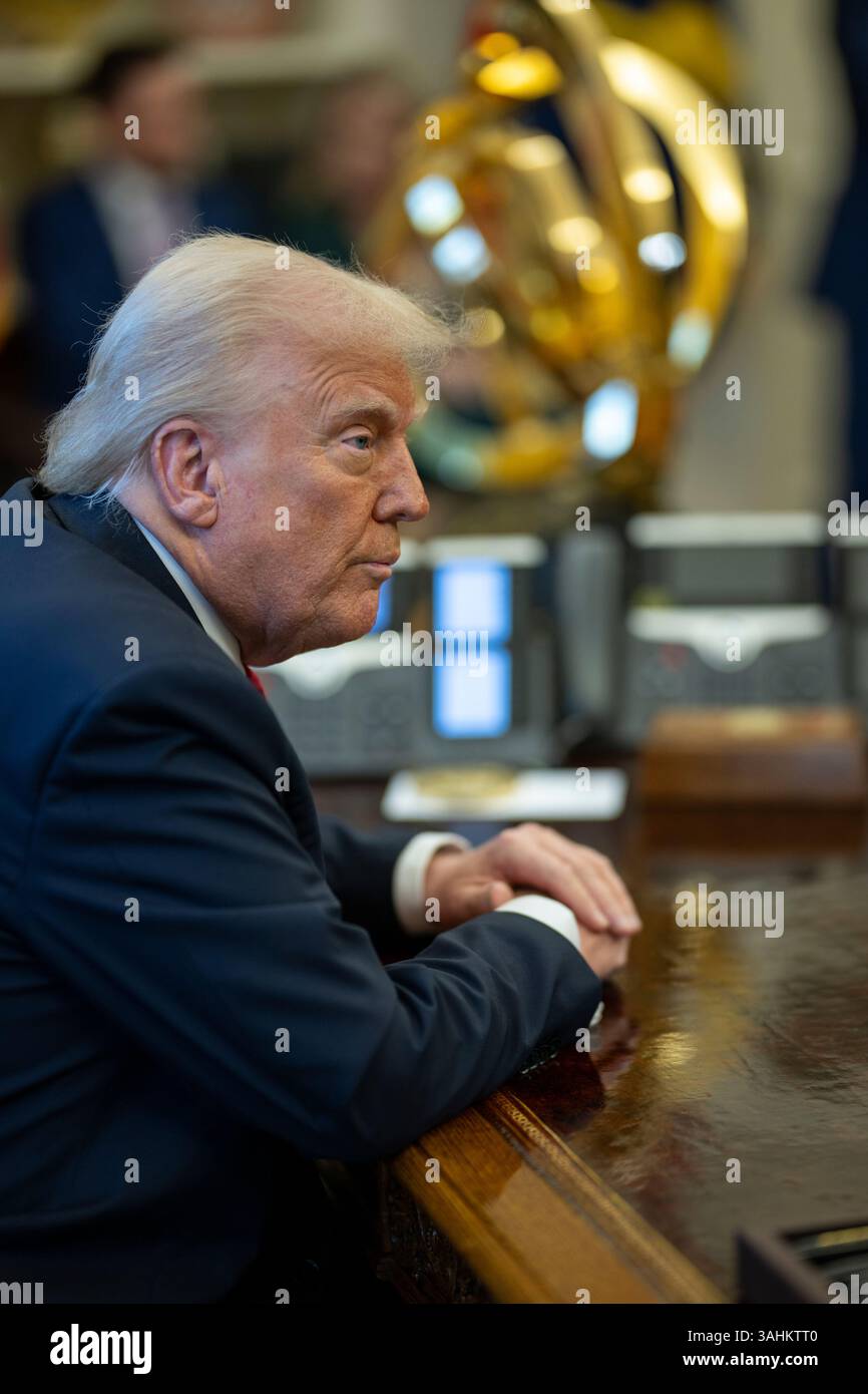 WASHINGTON DC, États-Unis - 26 mars 2025 - le président américain Donald Trump annonce des tarifs commerciaux sur les importations d'automobiles dans le bureau ovale de la Maison Blanche, à Washingt Banque D'Images