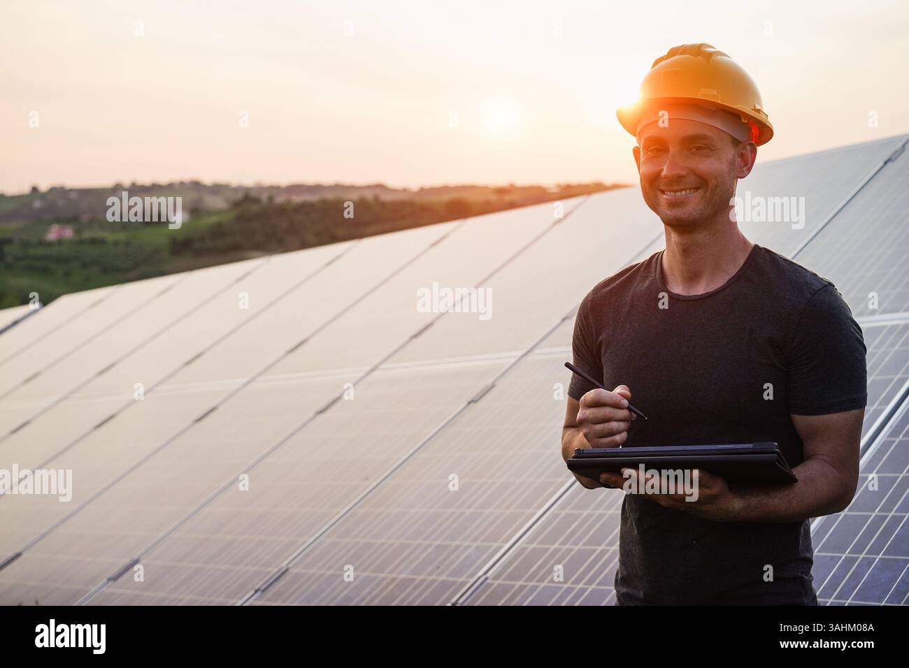 Ingénieur travaillant à l'usine de panneaux solaires en plein air - Photovoltaïque, énergie verte renouvelable et concept environnemental - Focus sur le visage Banque D'Images