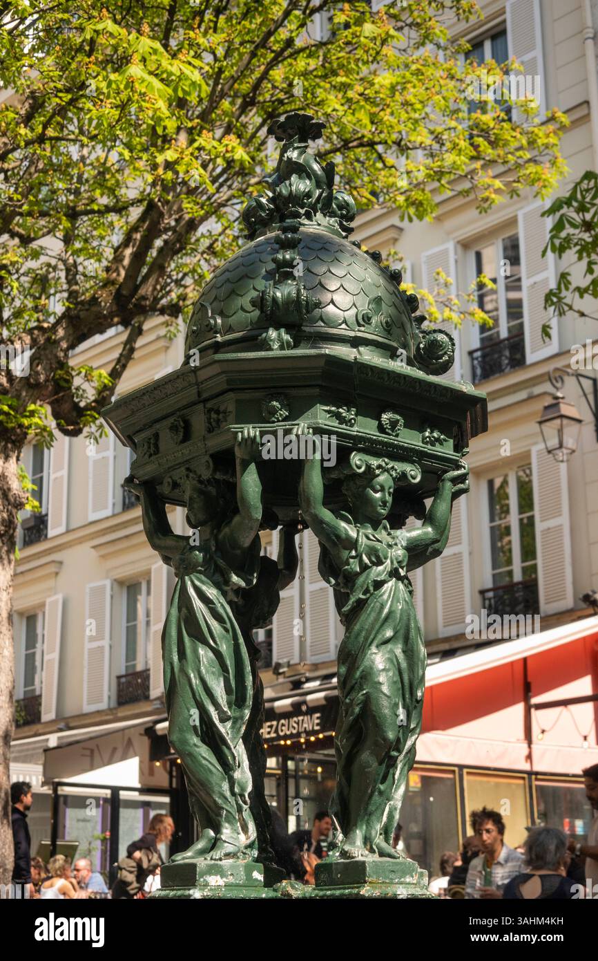 France, Paris, 9ème Arr, Rue Henri Monnier, place Toudouze Clauzel, fontaine Wallace, source d'eau potable parisienne historique Banque D'Images
