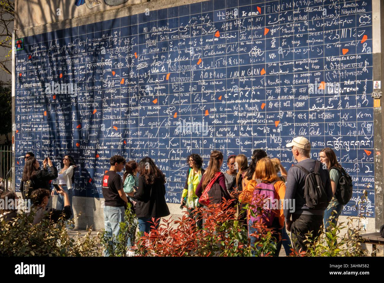 France, Paris, Montmartre, place des Abbesses, Square Jehan Rictus, visiteurs au mur de l'amour Banque D'Images