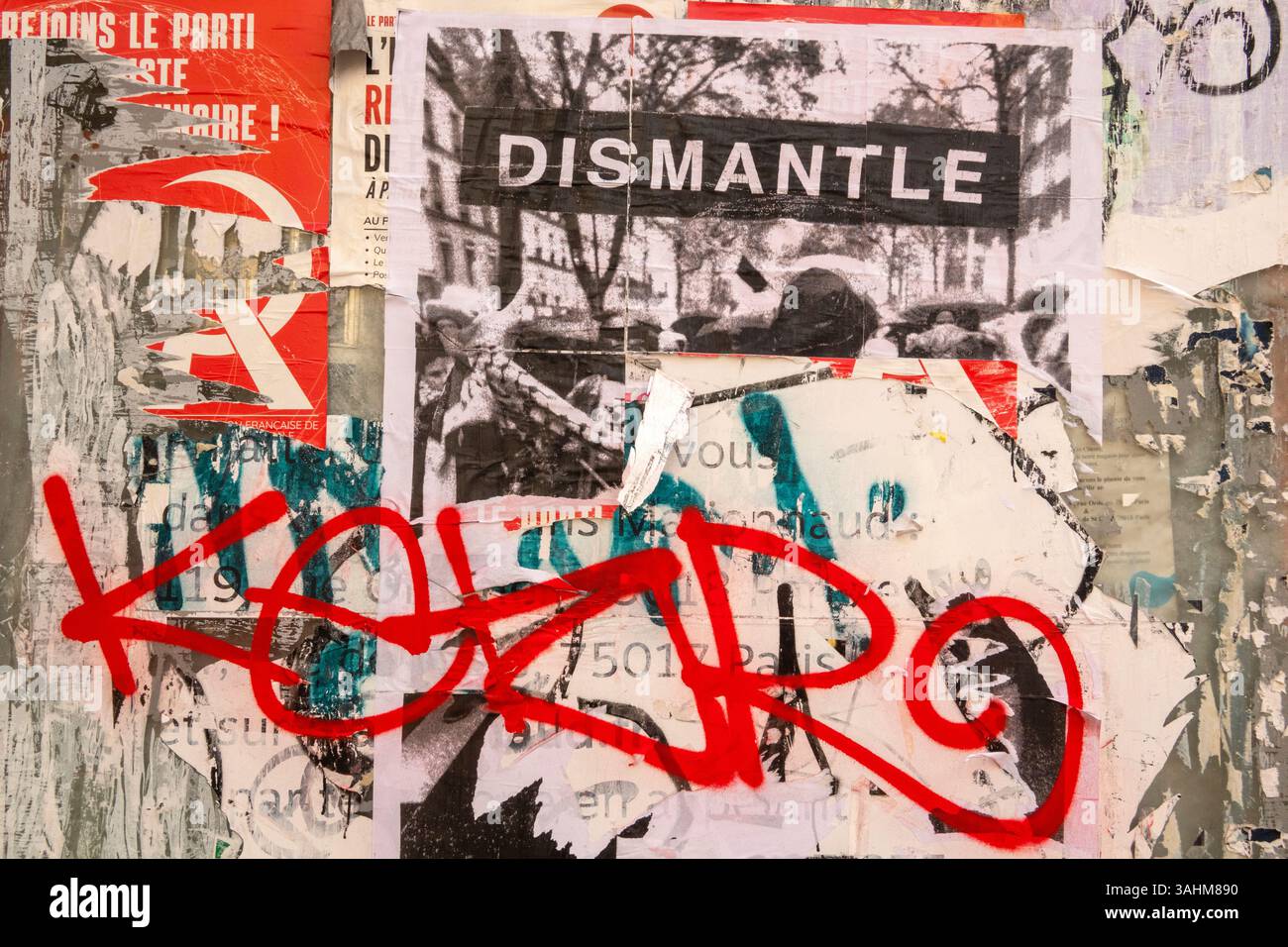 France, Paris, Montmartre, Rue Lepic, graffitis pulvérisés sur un mur recouvert d'affiches Banque D'Images