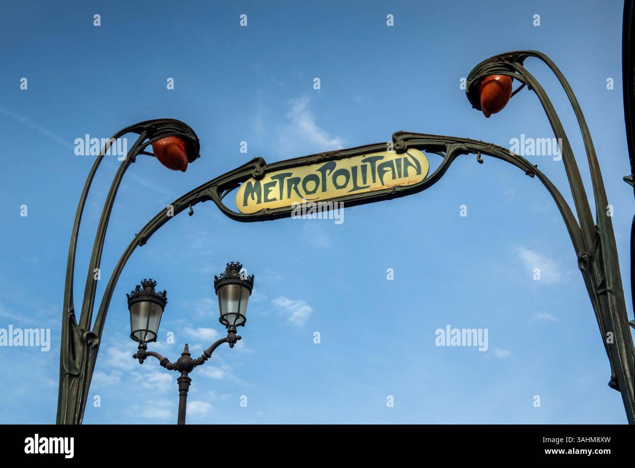 France, Paris, transport, Montmartre, métro Blanche, panneau Art Nouveau Metropolitain original au-dessus de l'entrée Banque D'Images
