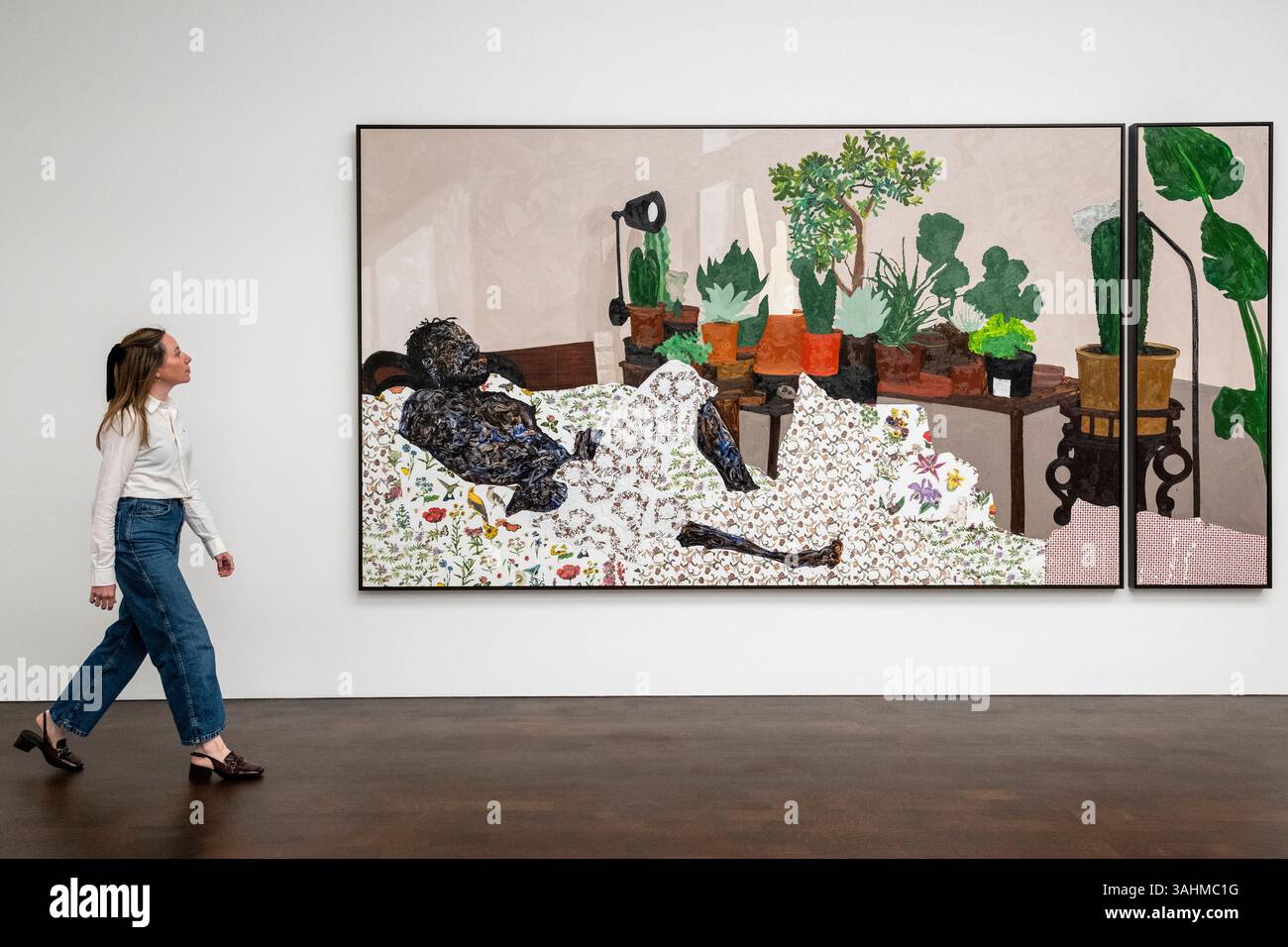 Londres, Royaume-Uni. 10 avril 2025. « Self-Portrait with Cacti », 2024, en avant-première de « je ne viens pas à toi par hasard », une exposition de nouvelles œuvres de l’artiste ghanéenne Amoako Boafo dont les peintures réexaminent la compréhension occidentale de l’Afrique contemporaine et de la diaspora africaine. L'exposition se déroule du 10 avril au 24 mai 2025 à Gagosian Grosvenor Hill, Mayfair. Credit : Stephen Chung / Alamy Live News Banque D'Images Londres, Royaume-Uni. 10 avril 2025. « Self-Portrait with Cacti », 2024, en avant-première de « je ne viens pas à toi par hasard », une exposition de nouvelles œuvres de l’artiste ghanéenne Amoako Boafo dont les peintures réexaminent la compréhension occidentale de l’Afrique contemporaine et de la diaspora africaine. L'exposition se déroule du 10 avril au 24 mai 2025 à Gagosian Grosvenor Hill, Mayfair. Credit : Stephen Chung / Alamy Live News Banque D'Images