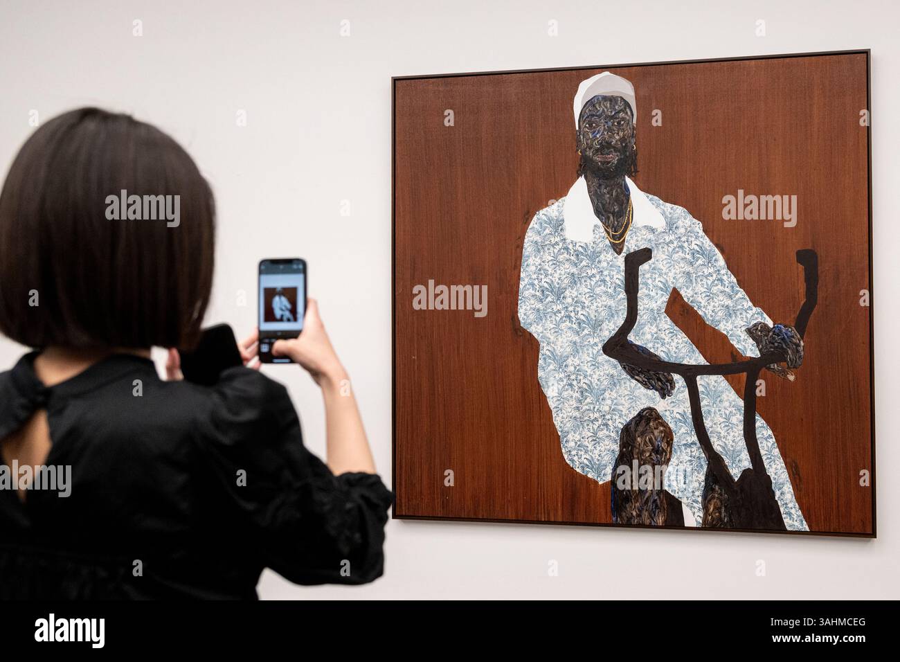 Londres, Royaume-Uni. 10 avril 2025. Black cycle, 2025, en avant-première de I Don’t Come to You by chance, une exposition de nouvelles œuvres de l’artiste ghanéenne Amoako Boafo dont les peintures réexaminent la compréhension occidentale de l’Afrique contemporaine et de la diaspora africaine. L'exposition se déroule du 10 avril au 24 mai 2025 à Gagosian Grosvenor Hill, Mayfair. Credit : Stephen Chung / Alamy Live News Banque D'Images