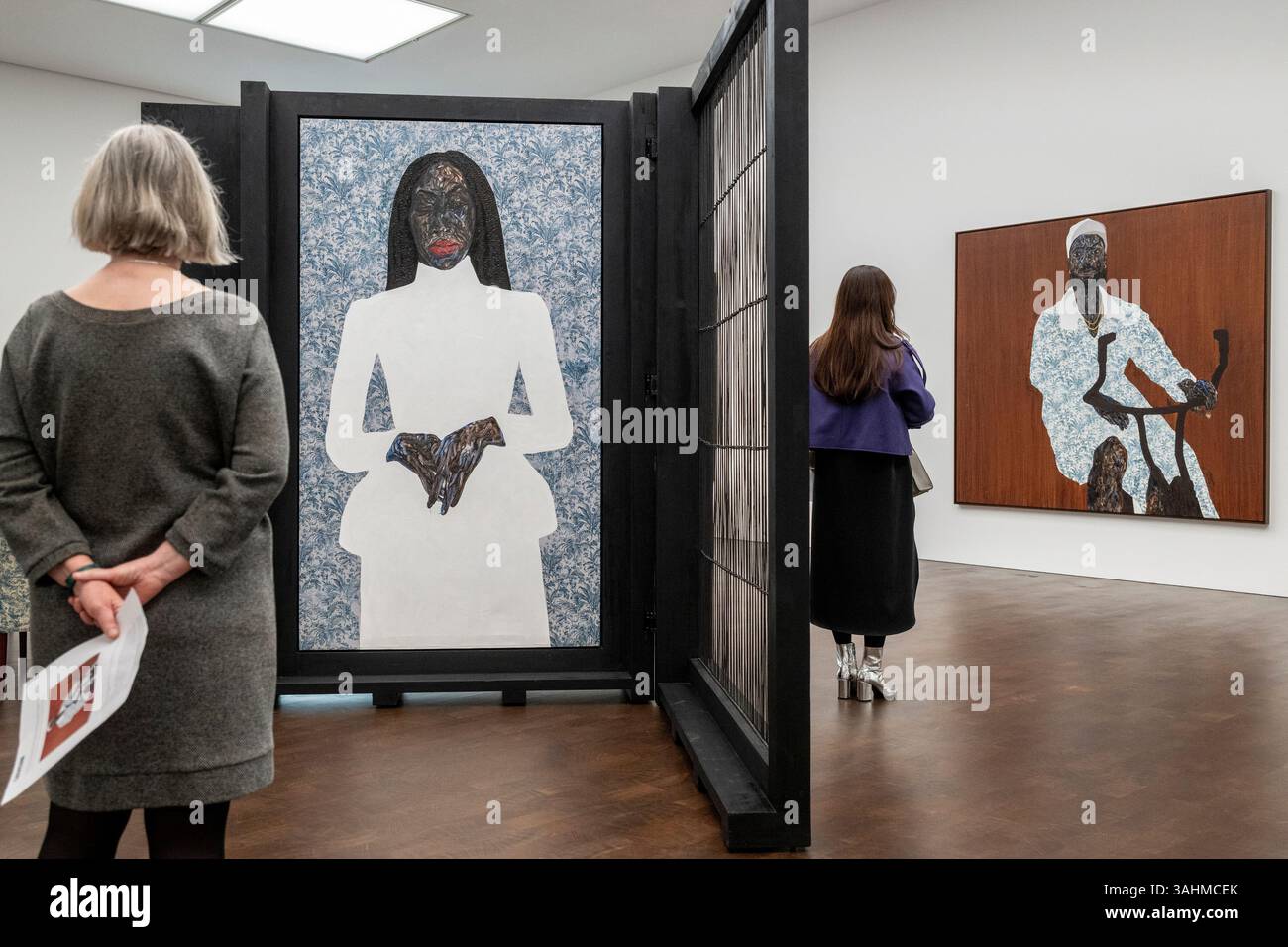 Londres, Royaume-Uni. 10 avril 2025. (L) « Nkyinkyim », 2025, et « Black cycle », 2025, en avant-première de « I Don’t Come to You by chance », une exposition de nouvelles œuvres de l’artiste ghanéenne Amoako Boafo dont les peintures réexaminent la compréhension occidentale de l’Afrique contemporaine et de la diaspora africaine. L'exposition se déroule du 10 avril au 24 mai 2025 à Gagosian Grosvenor Hill, Mayfair. Credit : Stephen Chung / Alamy Live News Banque D'Images Londres, Royaume-Uni. 10 avril 2025. (L) « Nkyinkyim », 2025, et « Black cycle », 2025, en avant-première de « I Don’t Come to You by chance », une exposition de nouvelles œuvres de l’artiste ghanéenne Amoako Boafo dont les peintures réexaminent la compréhension occidentale de l’Afrique contemporaine et de la diaspora africaine. L'exposition se déroule du 10 avril au 24 mai 2025 à Gagosian Grosvenor Hill, Mayfair. Credit : Stephen Chung / Alamy Live News Banque D'Images