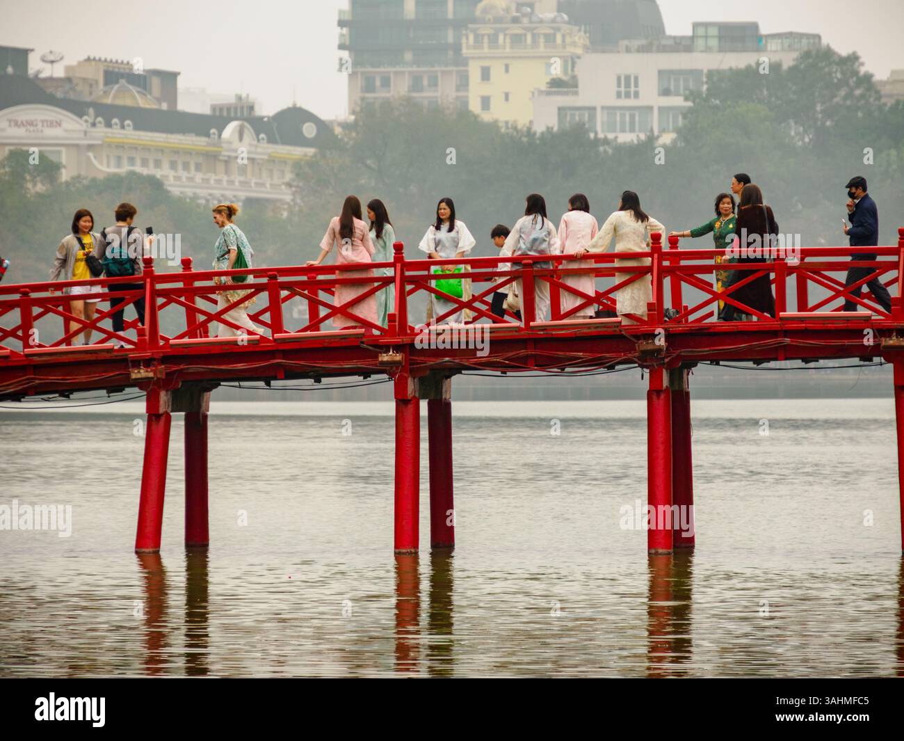 Matin brumeux sur le Pont Rouge, ou Huc, #1 Hanoi Vietnam Banque D'Images