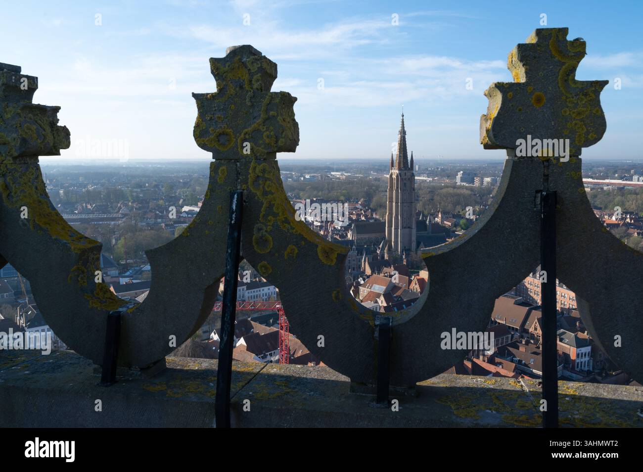 Une vue panoramique imprenable sur la ville depuis une tour historique, mettant en évidence l'architecture complexe et un horizon luxuriant Banque D'Images