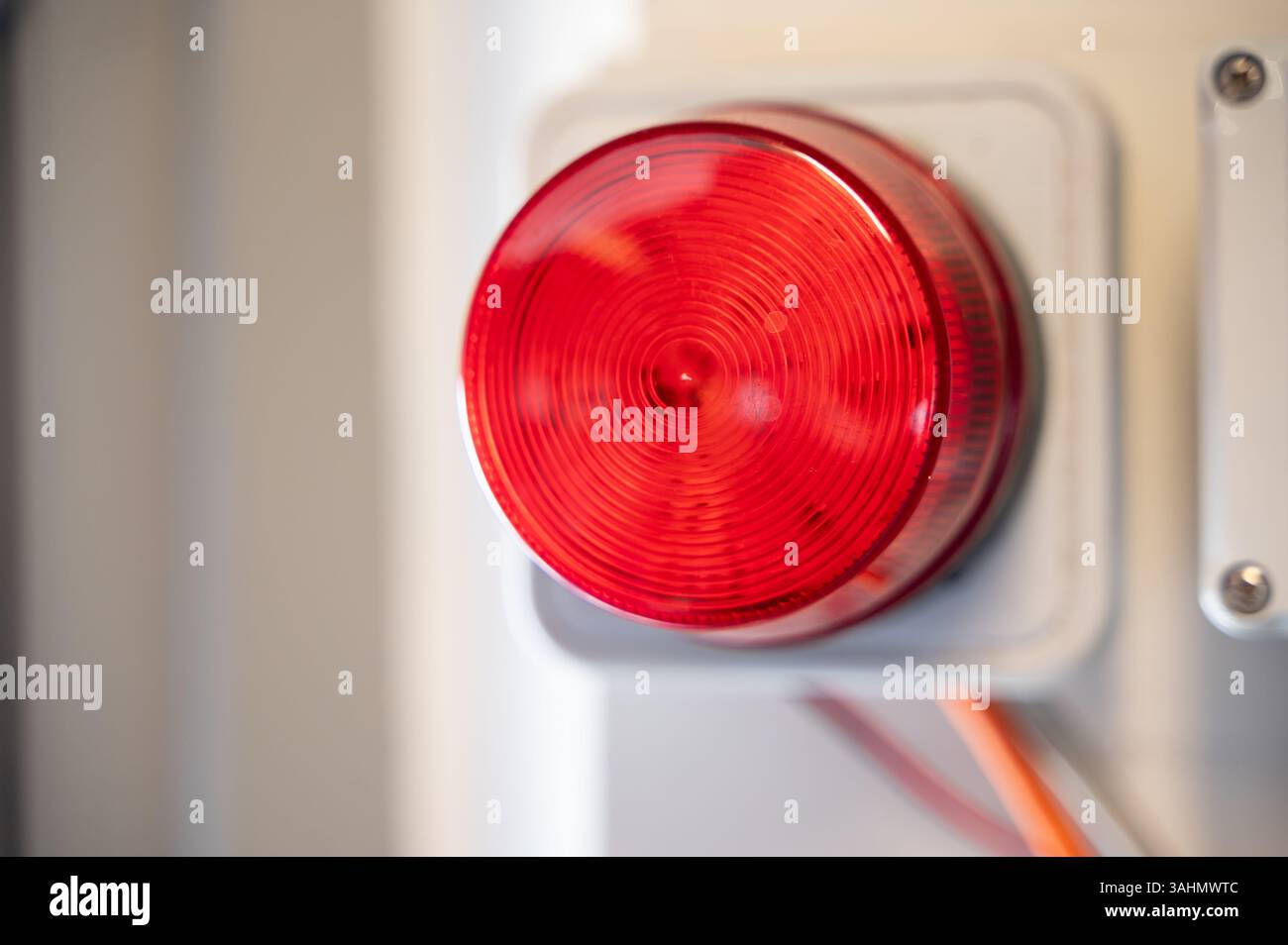 Vue rapprochée d'un voyant d'alerte rouge vif, idéal pour la signalisation de sécurité et les communications d'urgence Banque D'Images