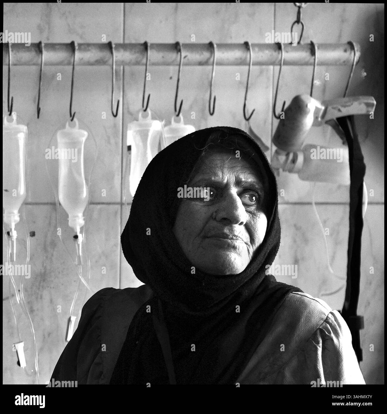 17 juillet 2017 - Mossoul, Irak - NZIR MAHMOD, 63 ans et trois autres irakiennes ont fui la vieille ville lorsqu'elles se sont senties en sécurité pour fuir l'Etat islamique et ont été secourues par des soldats de l'armée irakienne. Elle a reçu des soins médicaux d'urgence à un point de stabilisation des traumatismes installé dans une ancienne boucherie avec l'équipe de gestion de l'intervention mondiale et des médecins de l'armée irakienne près de la ligne de front le 17 juillet 2017 au milieu des ruines de la vieille ville puis réunie avec sa famille. La bataille avec l'Etat islamique s'est poursuivie dans une petite partie de Mossoul occidental, même si elle a été déclarée libérée il y a une semaine. Blessures causées par des kamikazes, des grenades et des tireurs embusqués Banque D'Images