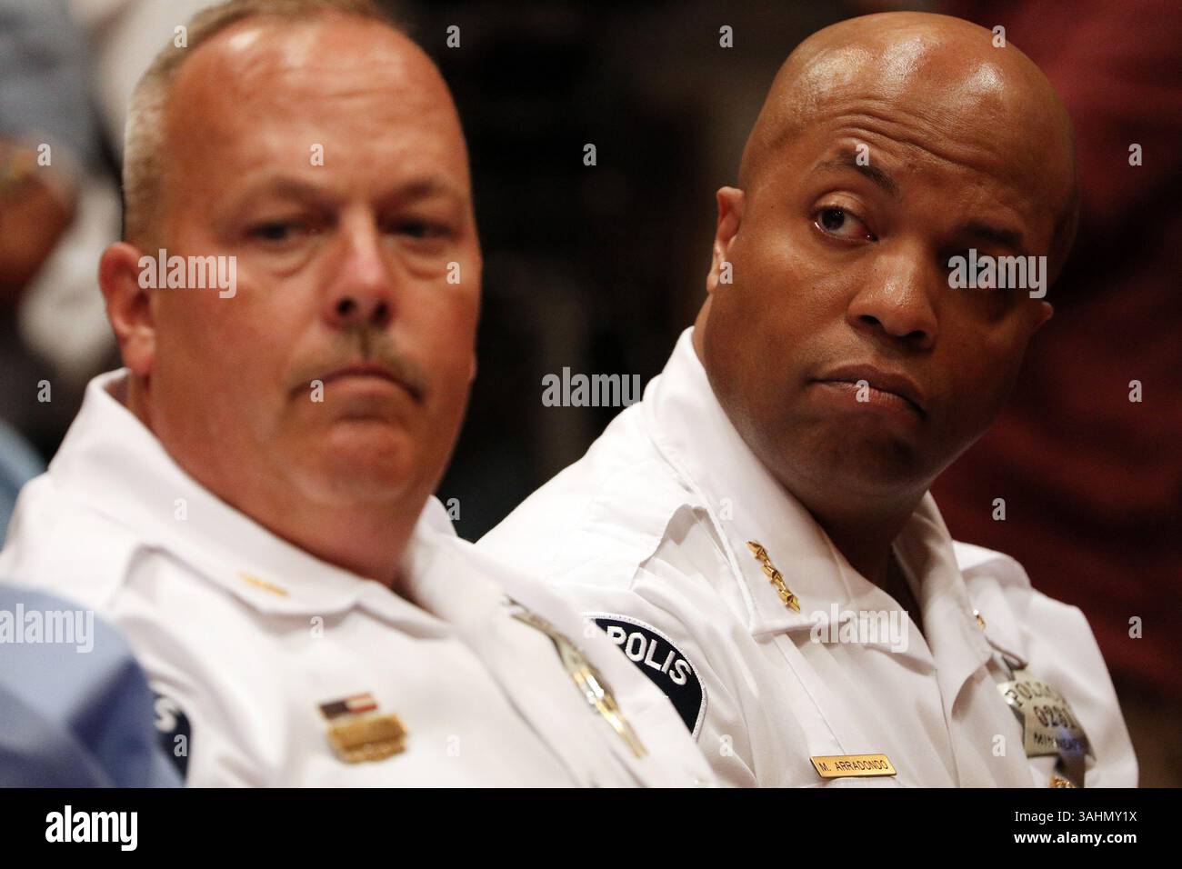 9 août 2017 - Minneapolis, MN, États-Unis - le chef de police intérimaire Medaria ''Rondo'' Arradondo, à droite, écoute les commentaires de la communauté lors de l'audience publique par le Comité de la sécurité publique, des droits civils et de la gestion des urgences du Conseil municipal de Minneapolis sur la nomination d'Arradondo pour être le prochain chef de police de la ville, le mercredi 9 août 2017, à l'hôtel de ville. (Crédit image : © Anthony souffle/TNS via ZUMA Wire) Banque D'Images