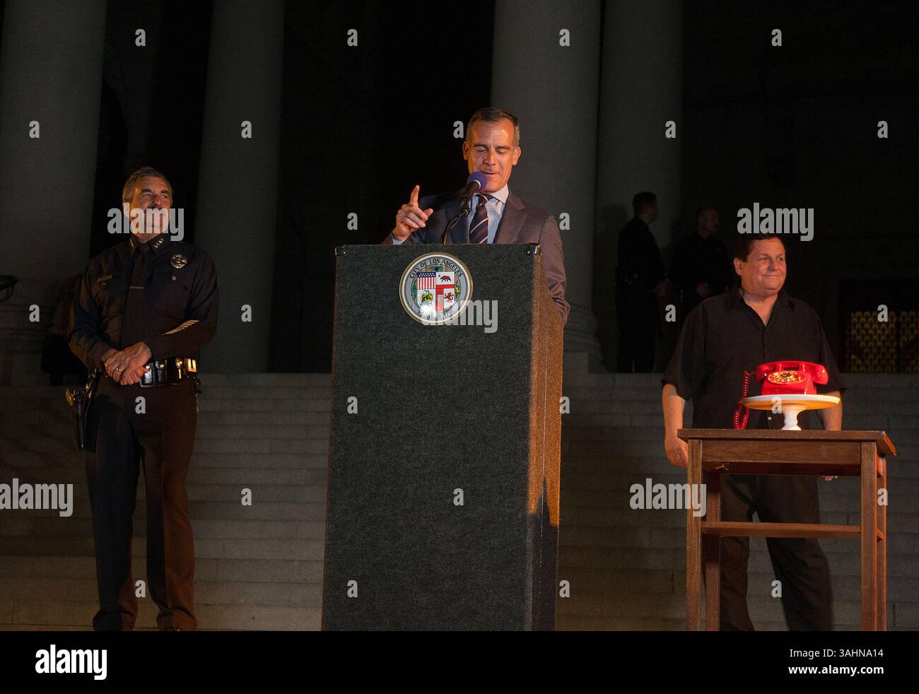 15 juin 2017 - Los Angeles, Californie, U. S - L'éclairage du Bat-signal par le chef de la police de Los Angeles, le maire Eric Garcetti(C) et Burt Ward (Robin) a été projeté sur l'hôtel de ville de Los Angeles pour honorer le regretté Adam West le jeudi 15 juin 2017. Adam West a joué Batman dans la série télévisée. ARIANA RUIZ/PI (crédit image : © Prensa Internacional via ZUMA Wire) Banque D'Images