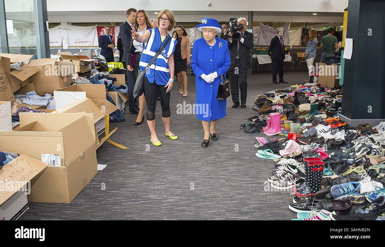 Le 16 juin 2017 - Londres, GRANDE-BRETAGNE - la directrice générale du conseil de Kensington et Chelsea, Sue Harris, à gauche, montre les dons de la reine Elizabeth II faits par des membres de la communauté locale lors d'une visite au Westway Sports Centre qui offre un abri temporaire aux sans-abri à la suite de l'incendie de Grenfell Tower, à Londres, le vendredi 16 juin 2017. Les proches des personnes disparues après un incendie de tour de grande hauteur à Londres recherchent frénétiquement leurs proches, comme le commandant de la police en charge de l'enquête dit qu'il espère que le nombre de morts ne passera pas à trois f Banque D'Images
