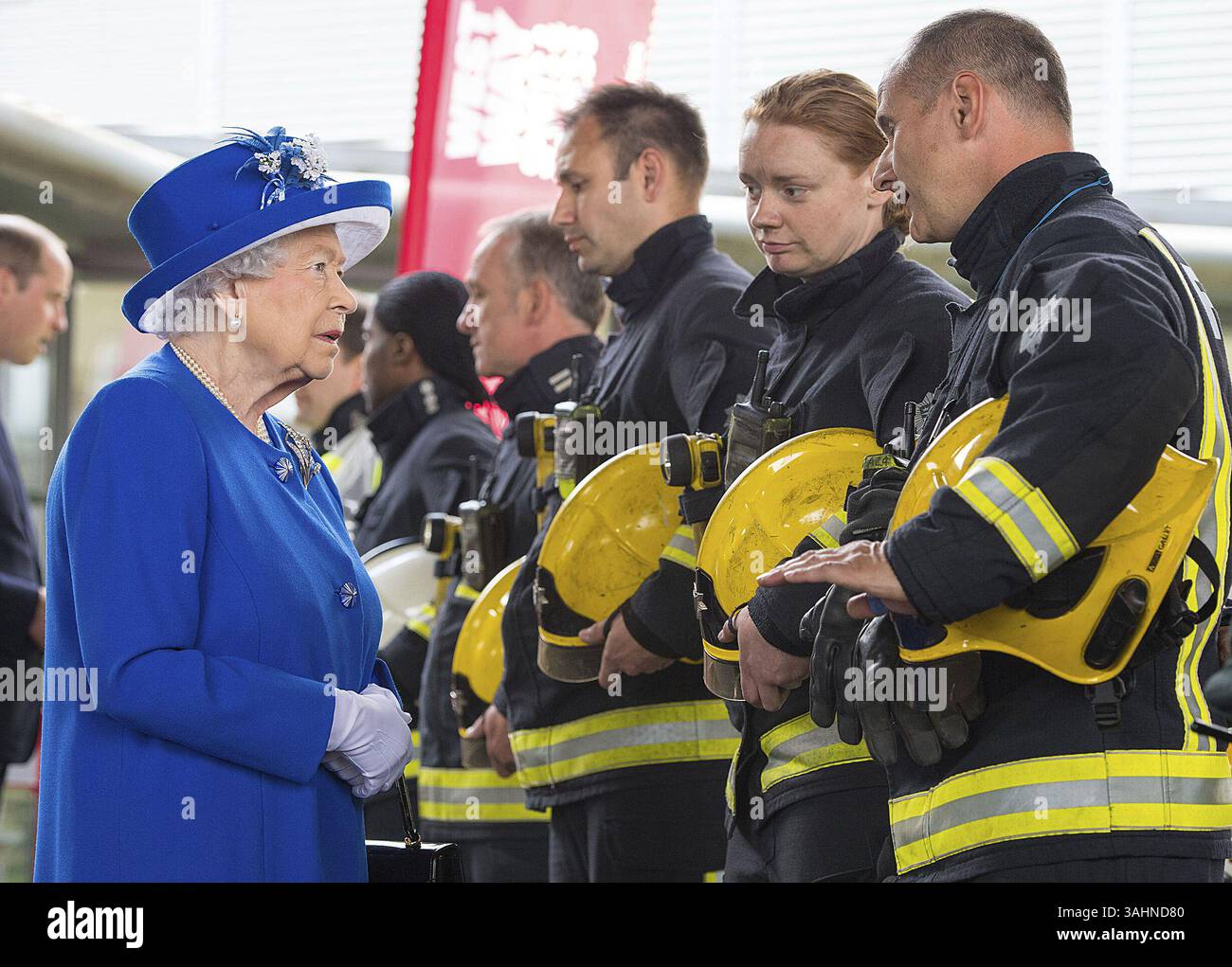 Le 16 juin 2017 - Londres, GRANDE-BRETAGNE - la reine Elizabeth II de Grande-Bretagne, à gauche, rencontre les pompiers lors d'une visite au Westway Sports Centre qui offre un abri temporaire aux personnes qui ont été rendues sans abri par l'incendie de Grenfell Tower, à Londres, le vendredi 16 juin 2017. Les proches des personnes disparues après l'incendie d'une tour de grande hauteur à Londres recherchent frénétiquement leurs proches, car le commandant de la police en charge de l'enquête dit qu'il espère que le nombre de morts n'atteindra pas trois chiffres. (Crédit image : © Prensa Internacional via ZUMA Wire) Banque D'Images