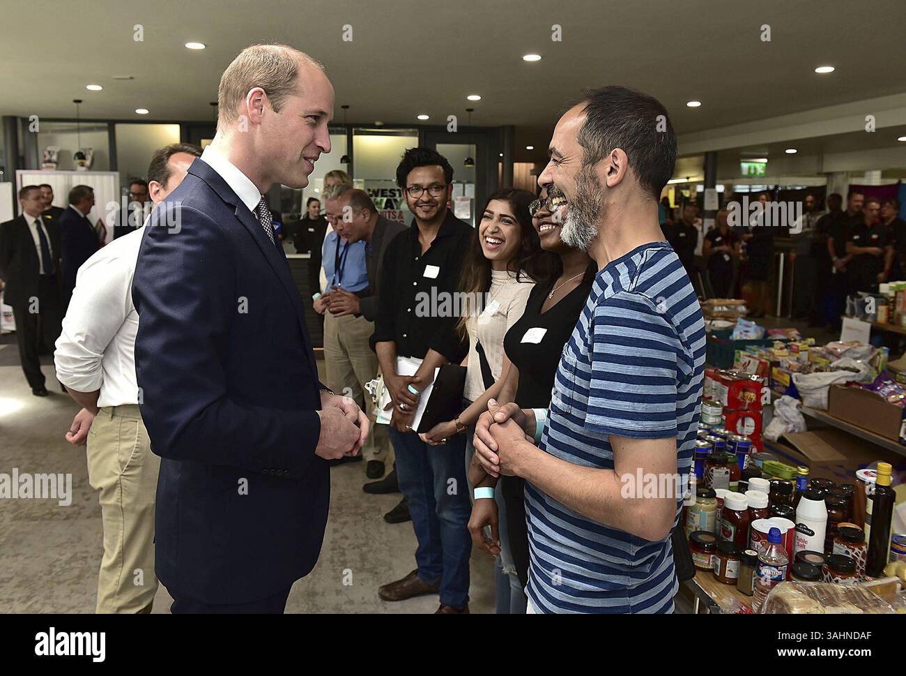Le 16 juin 2017 - Londres, GRANDE-BRETAGNE - le prince William de Grande-Bretagne, à gauche, rencontre des personnes qui aident les membres de la communauté touchée par l'incendie de Grenfell Tower, dans l'ouest de Londres, lors d'une visite au Westway Sports Centre, qui fournit un abri temporaire aux sans-abri dans la catastrophe, vendredi 16 juin 2017. Les proches des personnes disparues après l'incendie d'une tour de grande hauteur à Londres recherchent frénétiquement leurs proches, car le commandant de la police en charge de l'enquête dit qu'il espère que le nombre de morts n'atteindra pas trois chiffres. (Crédit image : © Prensa Internacional v Banque D'Images