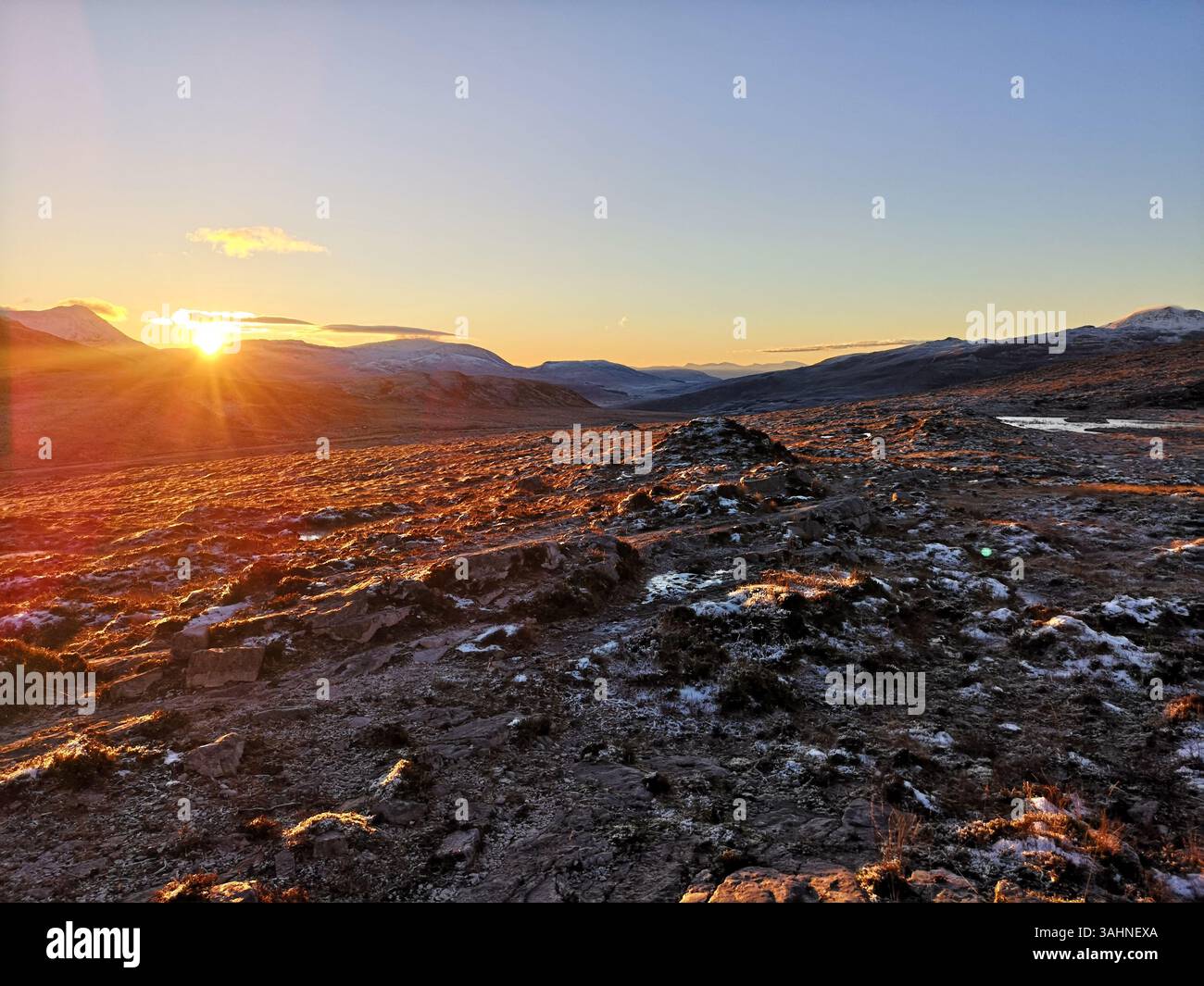 Paysage emblématique d'Assynt en Écosse qui fait partie de la route North Coast 500 qui comprend de beaux sommets tels que Quiang au lever du soleil. - Image de stock capturée avec un smartphone