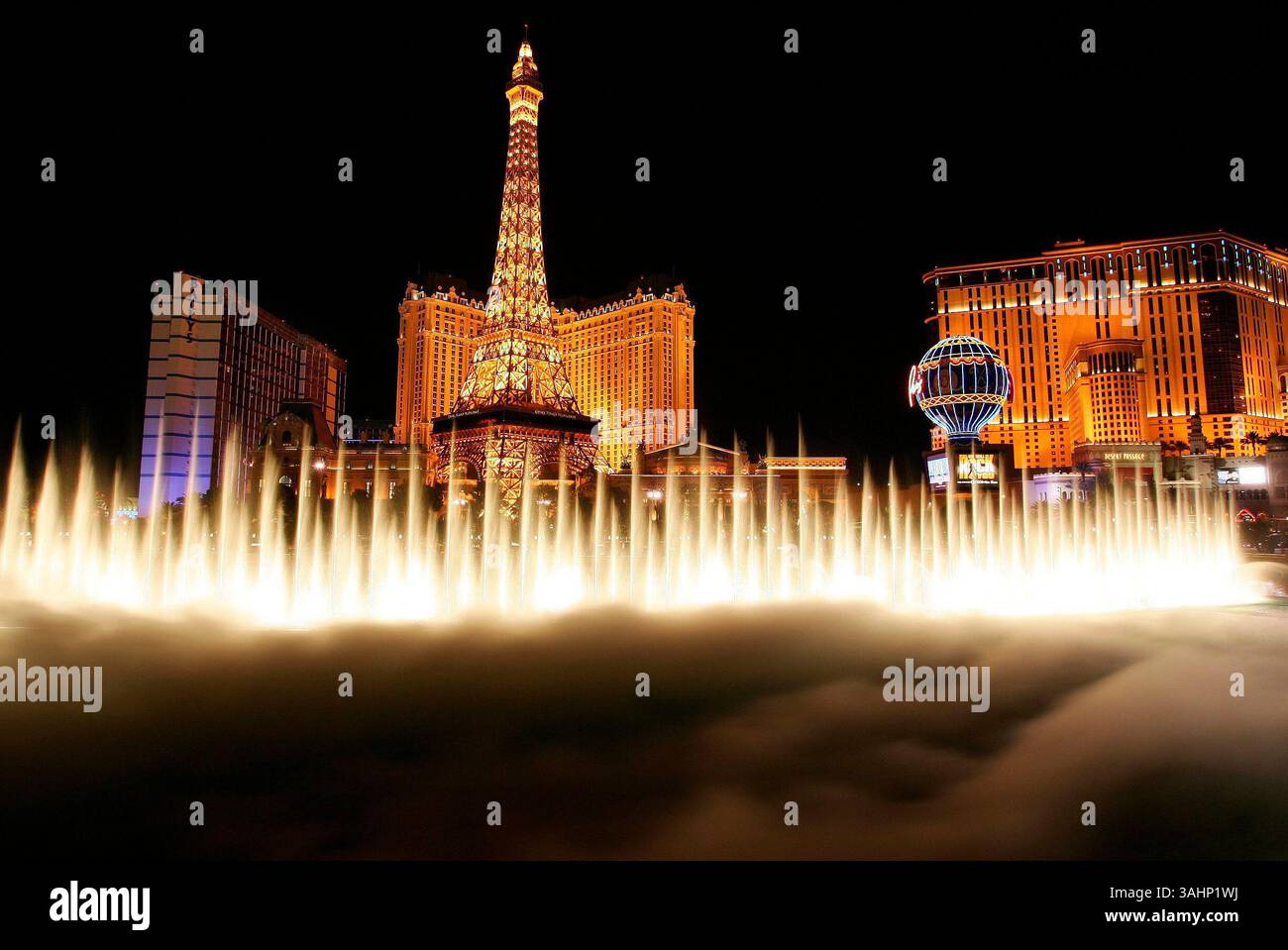 14 décembre 2004 - Las Vegas, Nevada, États-Unis - le spectacle aquatique du Bellagio Hotel & Casino au premier plan. En arrière-plan, on trouve Bally's Hotel & Casino (LT), Paris Hotel & Casino (CTR) et Aladdin Hotel & Casino (rt) sur le Strip (Las Vegas Blvd.) À Las Vegas, Nevada. (Crédit image : © Larry MacDougal via ZUMA Wire) Banque D'Images