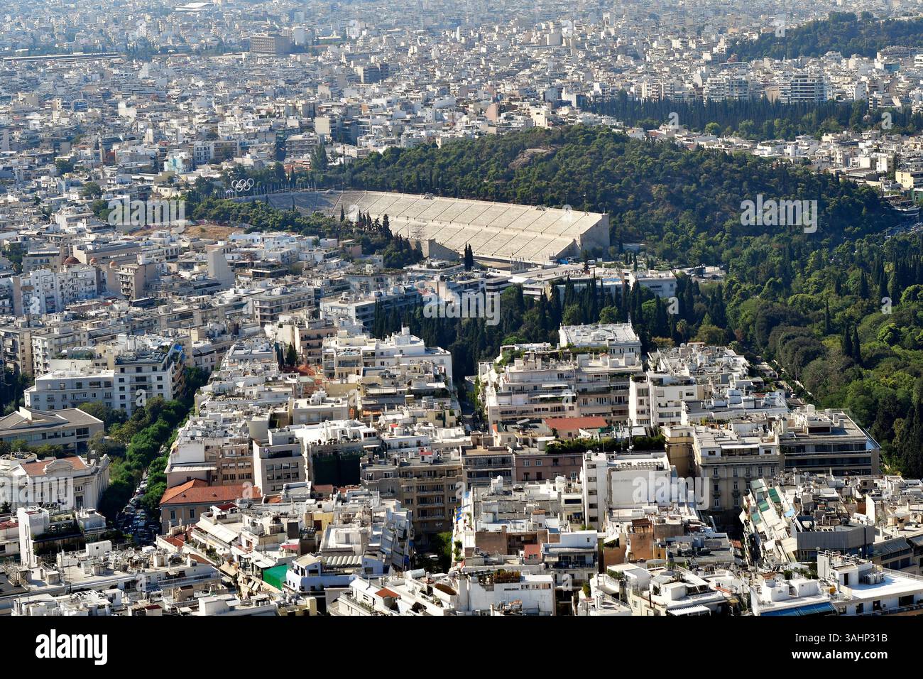 Athènes, Grèce - 23 septembre 2024 : superbe vue de la colline Lycabette à la mer de ​​houses d'Athènes avec l'ancien stade panathénaïque aka Kallimarmar Banque D'Images