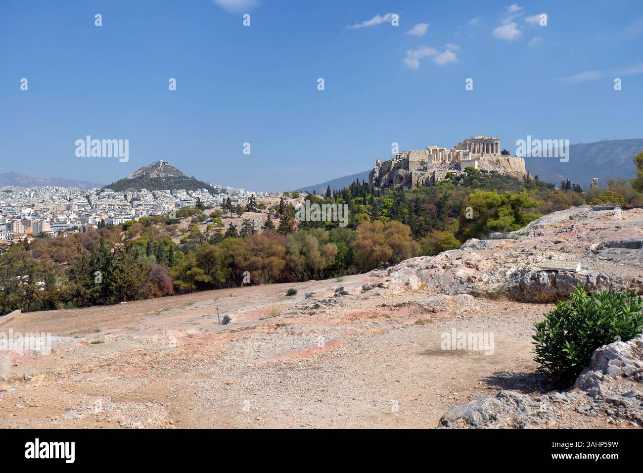 Athènes, Grèce - 24 septembre 2024 : touristes non identifiés sur la colline de mars et vue sur l'ancienne Acropole et la colline Lycabette en arrière-plan, autel de Zeus Banque D'Images