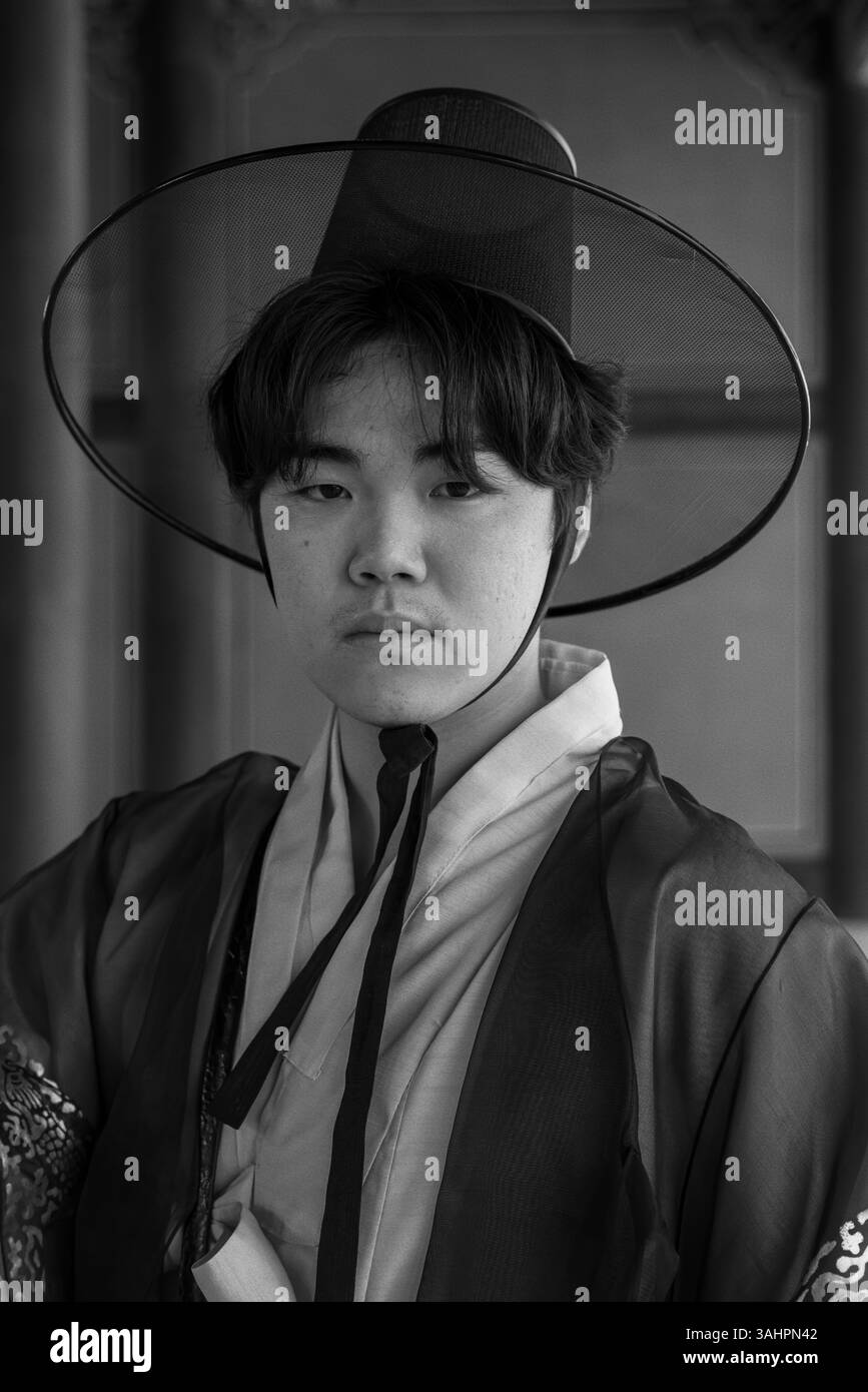 Jeune homme vêtu d'une robe traditionnelle coréenne Hanbok, Palais de Gyeongbokgung, Séoul, République de Corée Banque D'Images